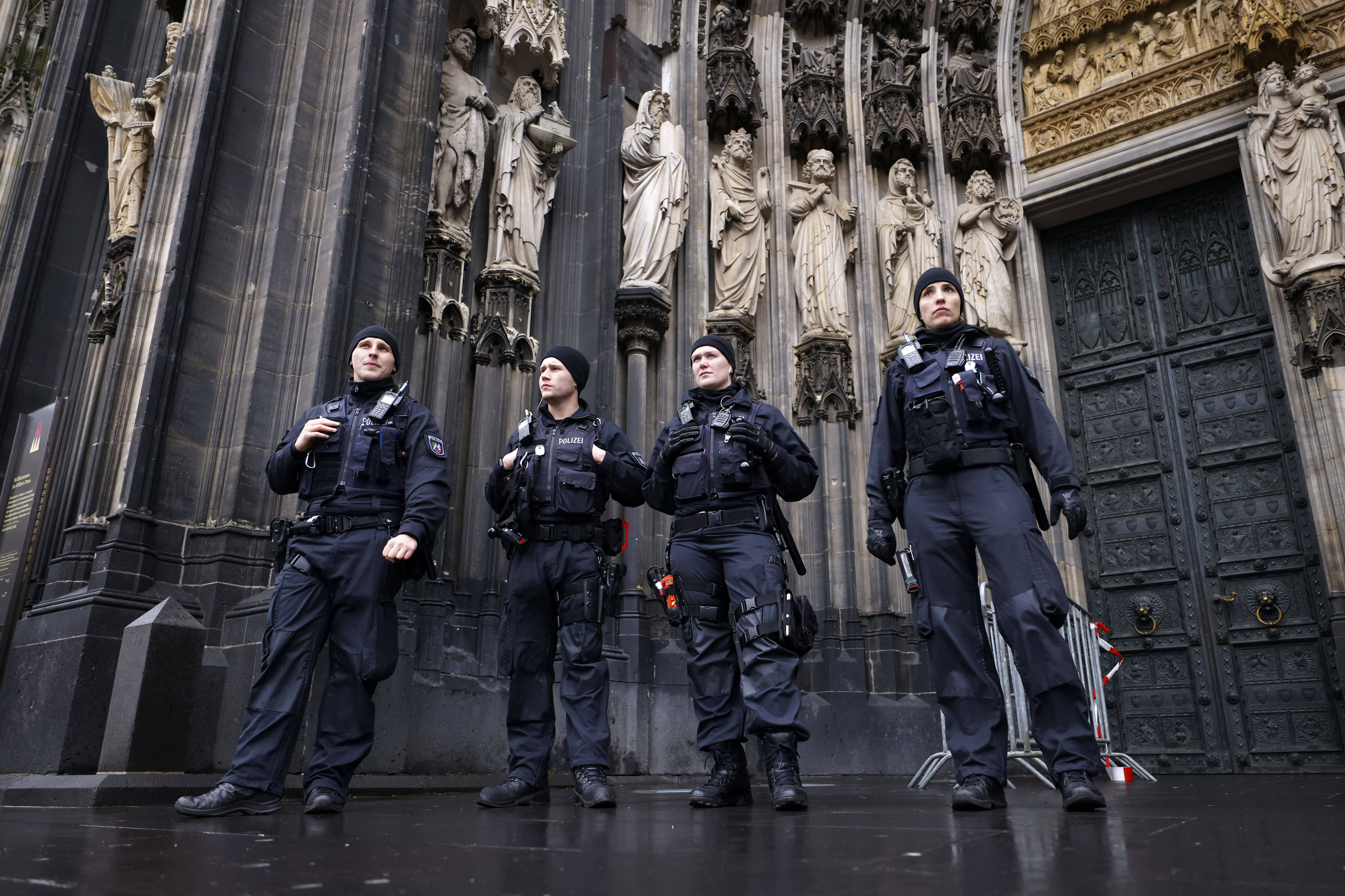 Polizeieinsatz vor dem Kölner Dom im Dezember 2023: Seit dem Anschlag auf den Berliner Weihnachtsmarkt 2016 hat sich die Bedrohungslage massiv verschärft, sagt GdP-Vize Alexander Poitz.