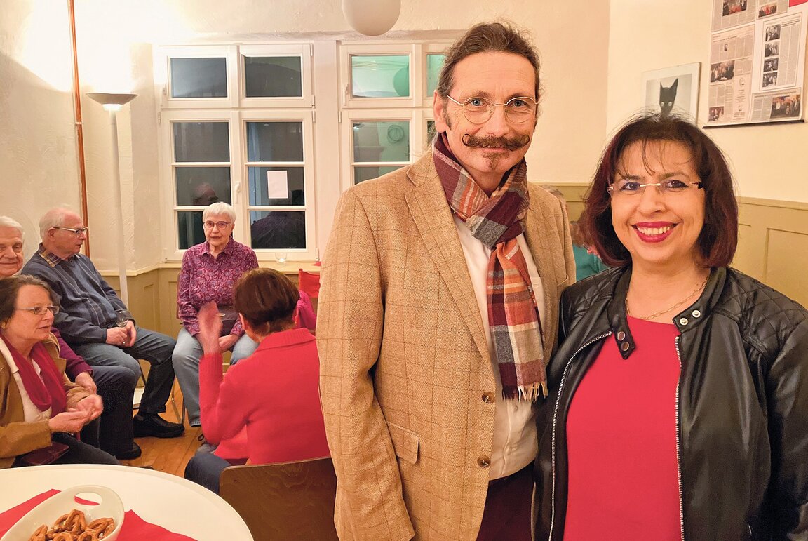 Politik bei einem Gläschen: Rudolf Large und Stella Kirgiane-Efremidou von der SPD Weinheim freuen sich über viel Zuspruch zum Politischen Aperitif des Ortsvereins.