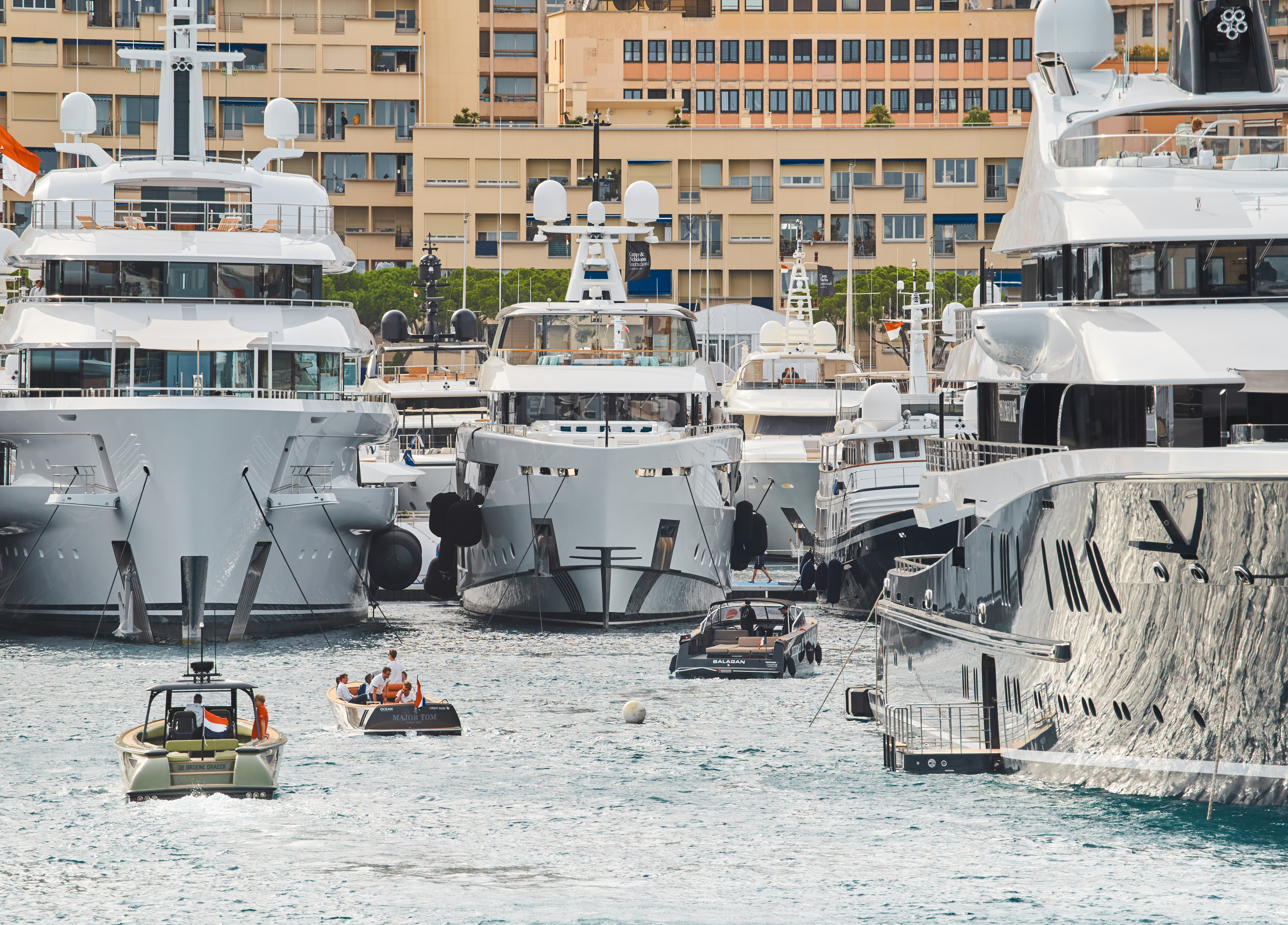 Luxus-Jachten im Hafen von Monaco: Reiche tragen deutlich mehr zum weltweiten CO2-Ausstoß bei als Menschen mit weniger Geld.