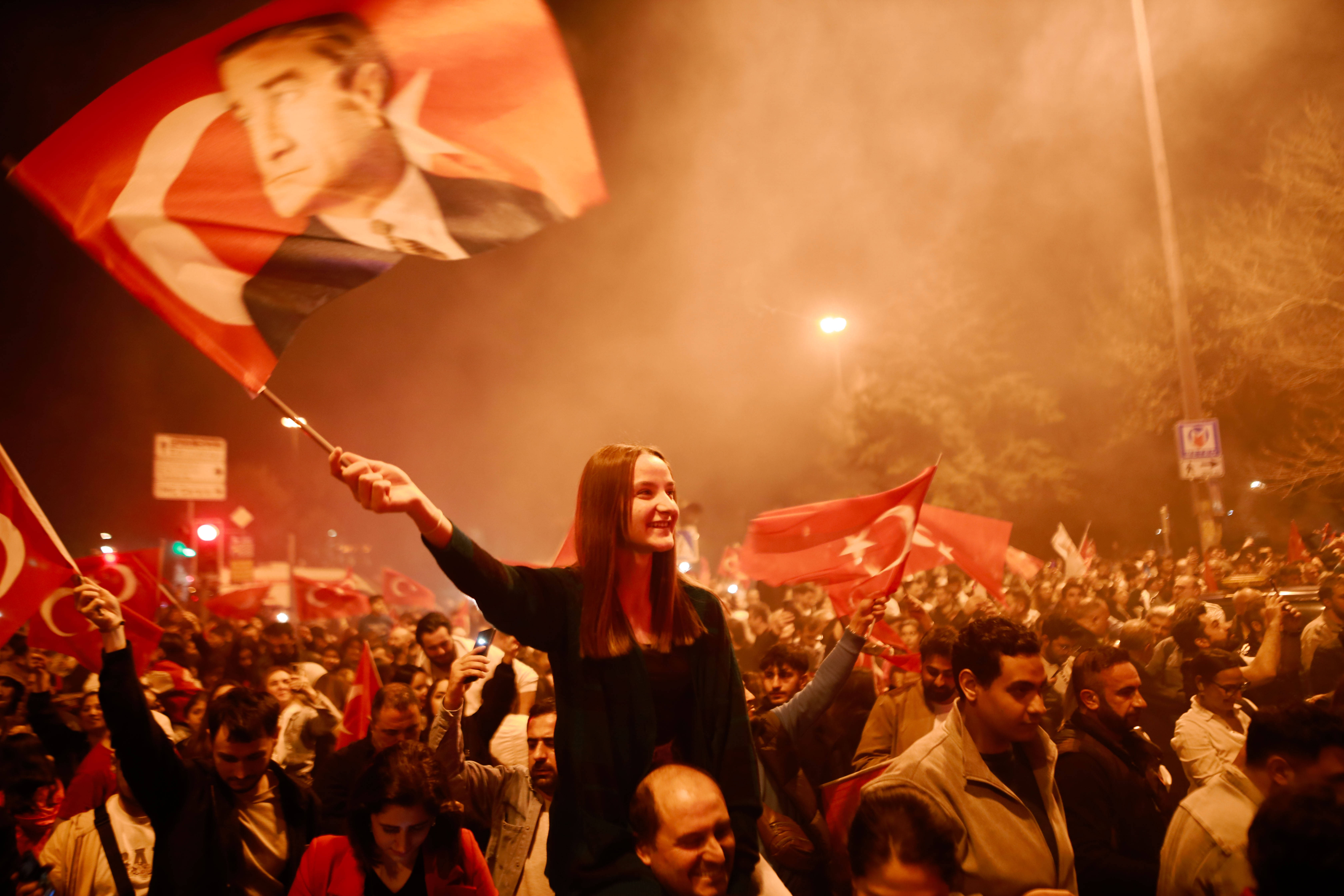 Große Freude bei den Anhänger*innen der Opposition: Die CHP hat die Kommunalwahlen in der Türkei gewonnen.