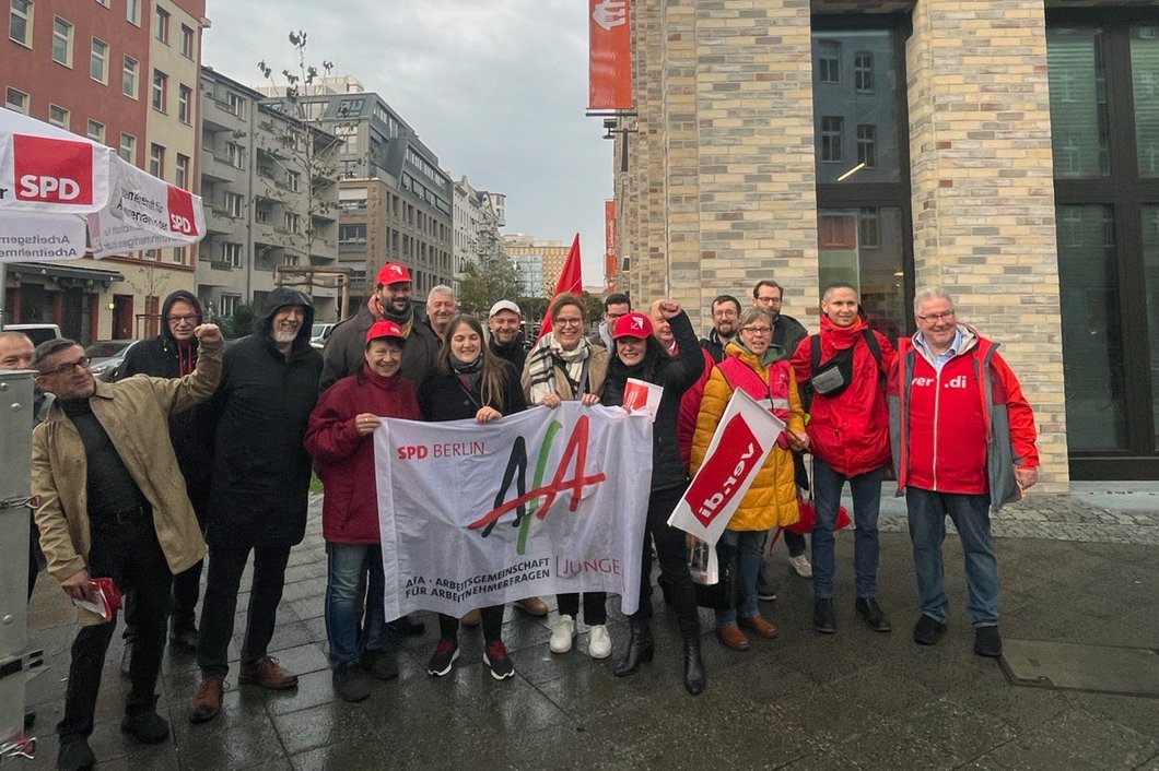 Demonstration vor der Lieferando-Zentrale in Berlin: Cansel Kiziltepe und die AfA