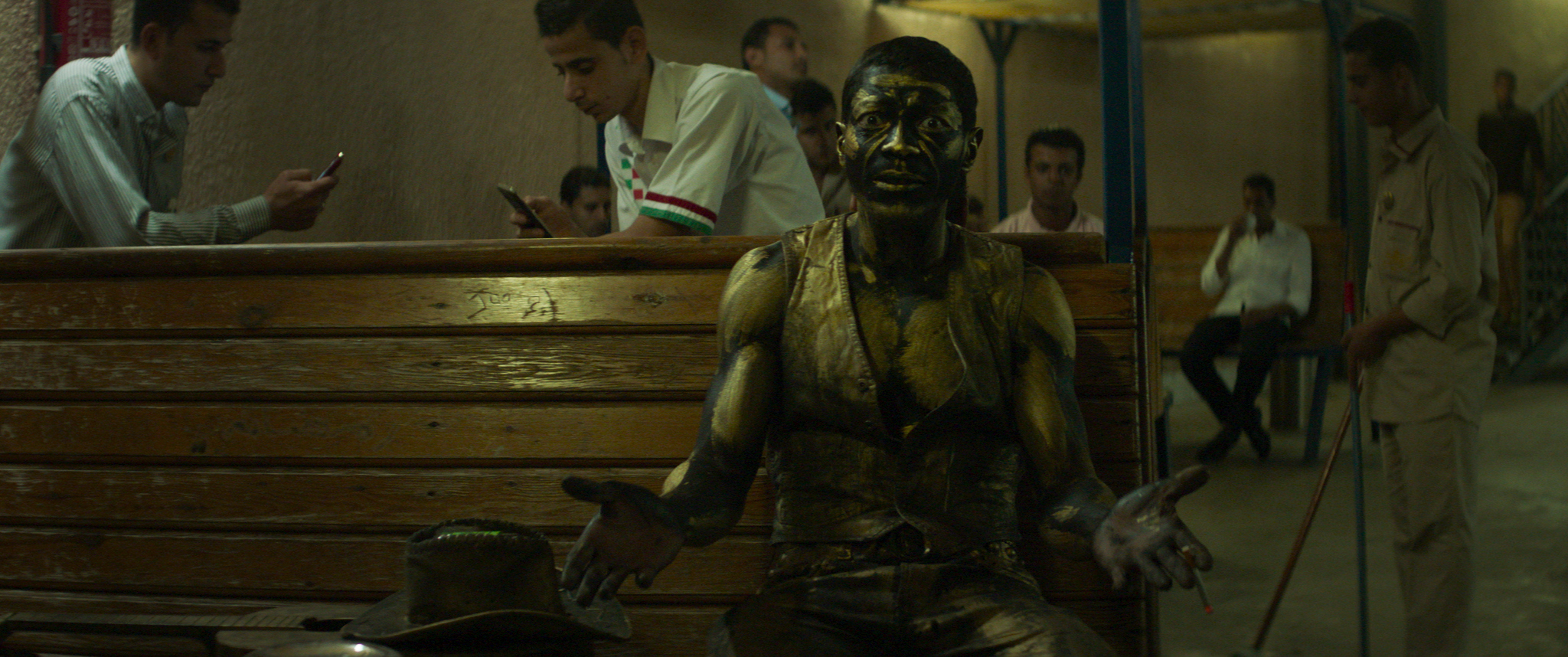 Film „Dream Away“: Auch die „lebende Statue“ Rami wird kaum noch gebraucht.
