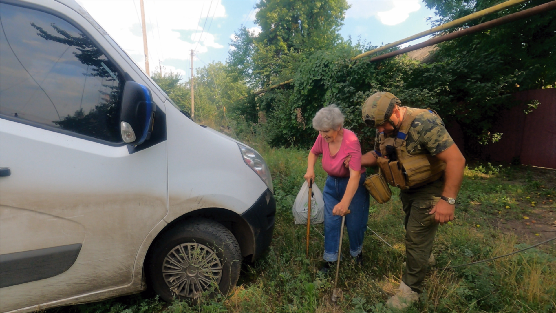 Die „Weißen Engel“ retten eine Frau aus der ukrainischen Stadt Marinka.