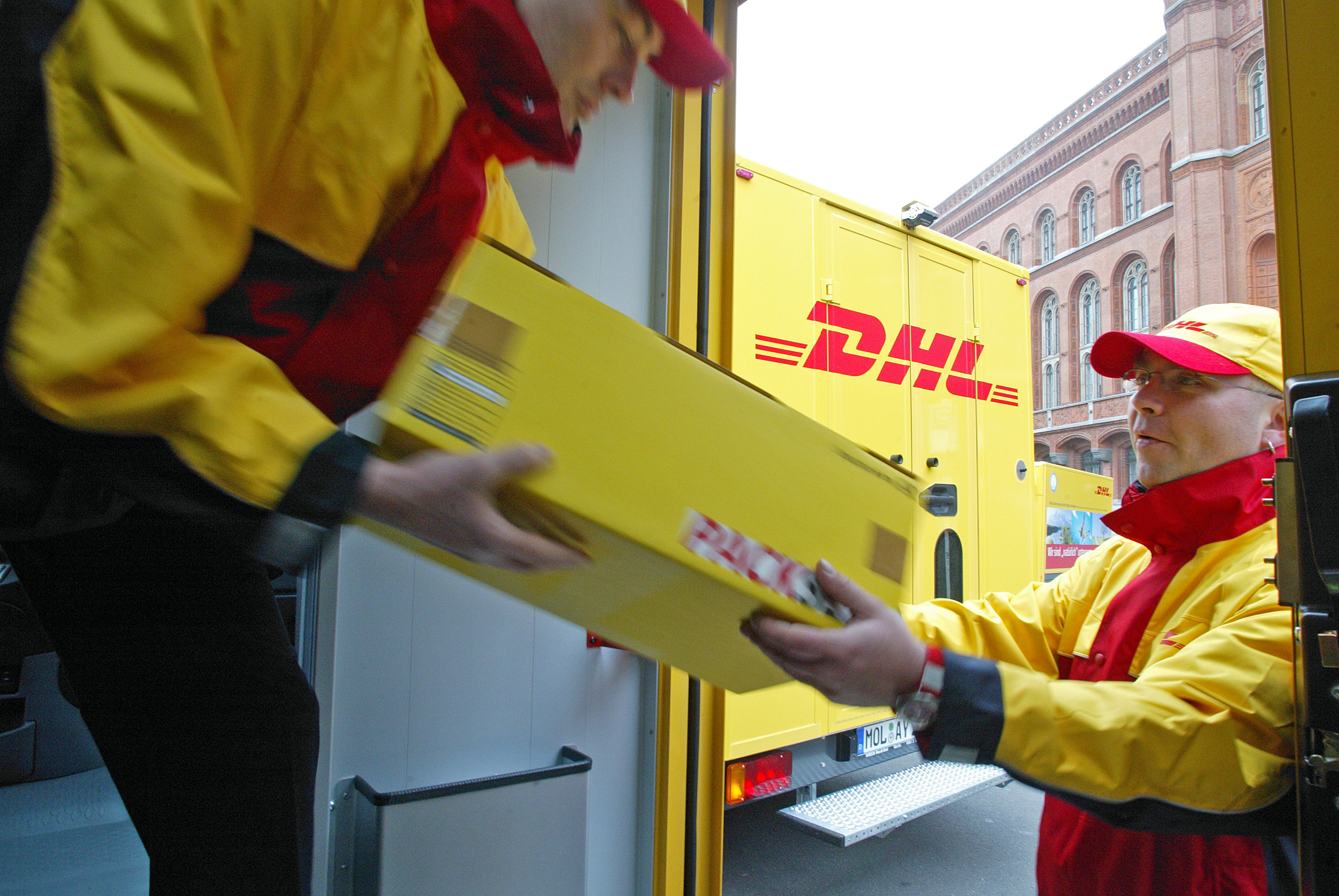Unter Druck: Paketzusteller in Deutschland arbeiten zum Teil unter gesetzeswidrigen Bedingungen. Zwei SPD-Initiativen sollen das ändern.