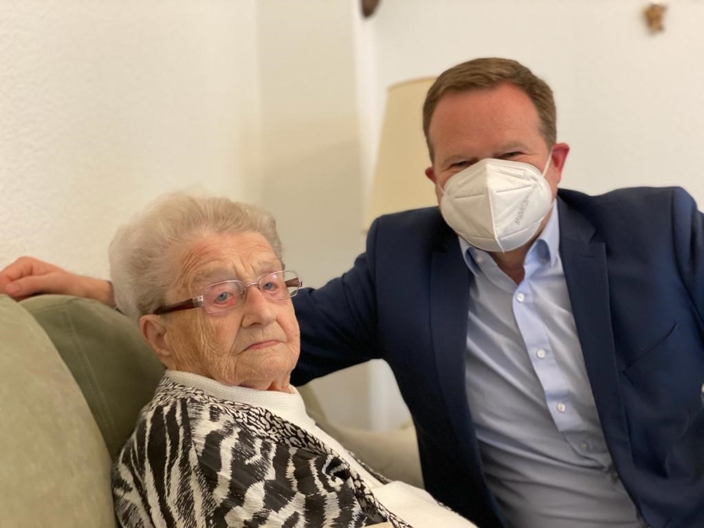 „Ich konnte doch gar nicht anders.“ Lotte Nimser ist seit 76 Jahren in der SPD. Zum 100. Geburtstag kam der Bundestagsabgeordnete Frank Schwabe vorbei.