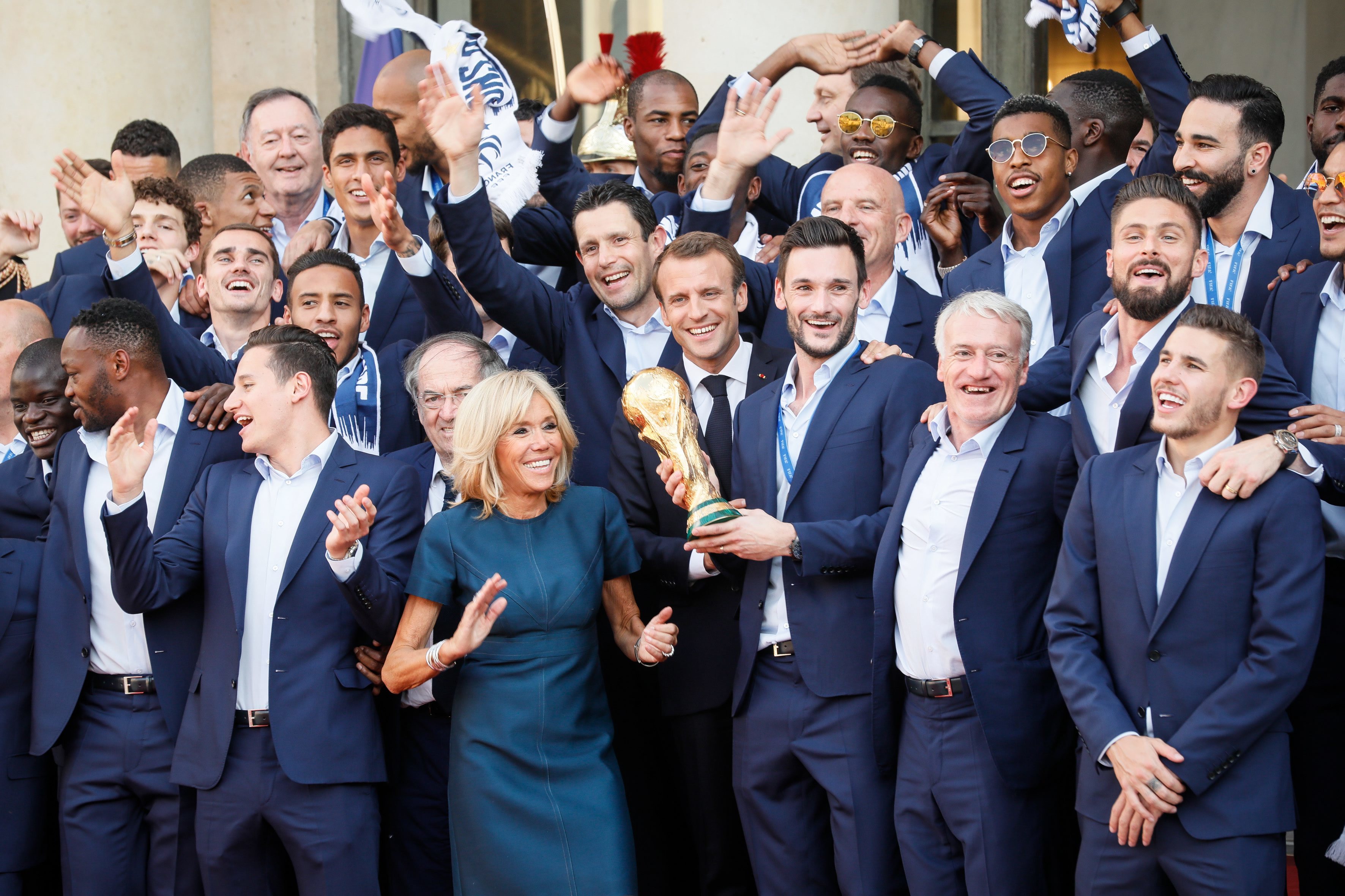 uf den Stufen des Elysee-Palastes in Paris: Frankreichs Präsident Emmanuel Macron empfängt die französischen Fußballweltmeister mit dem Siegespokal.