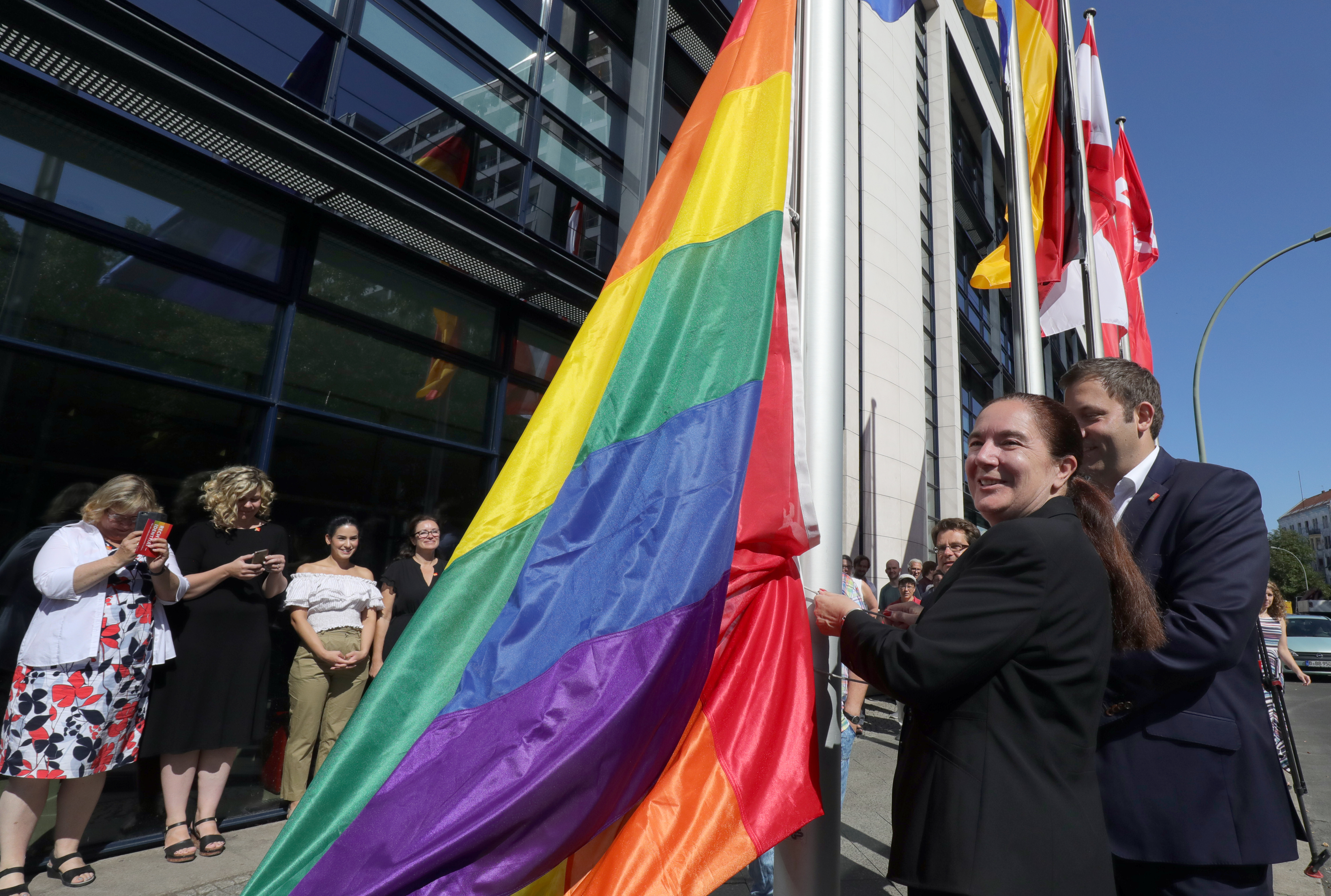 Petra Nowacki und Lars Klingel mit Regenbogenflagge