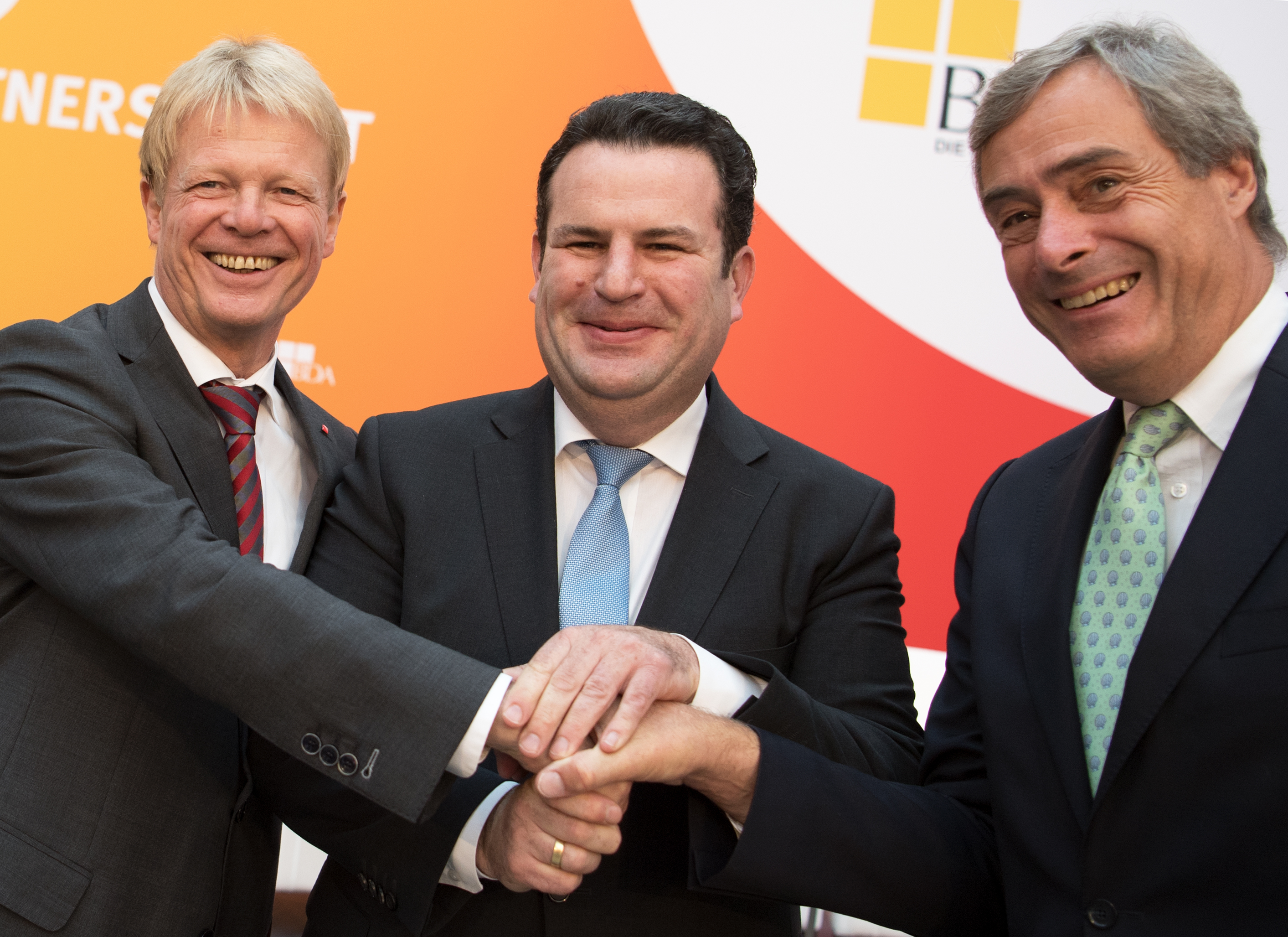 DGB-Chef Reiner Hoffmann (l.) mit Arbeitsminister Hubertus Heil (M.) und Ingo Kramer, Präsident der Bundesvereinigung der Deutschen Arbeitgeberverbände (BDA)