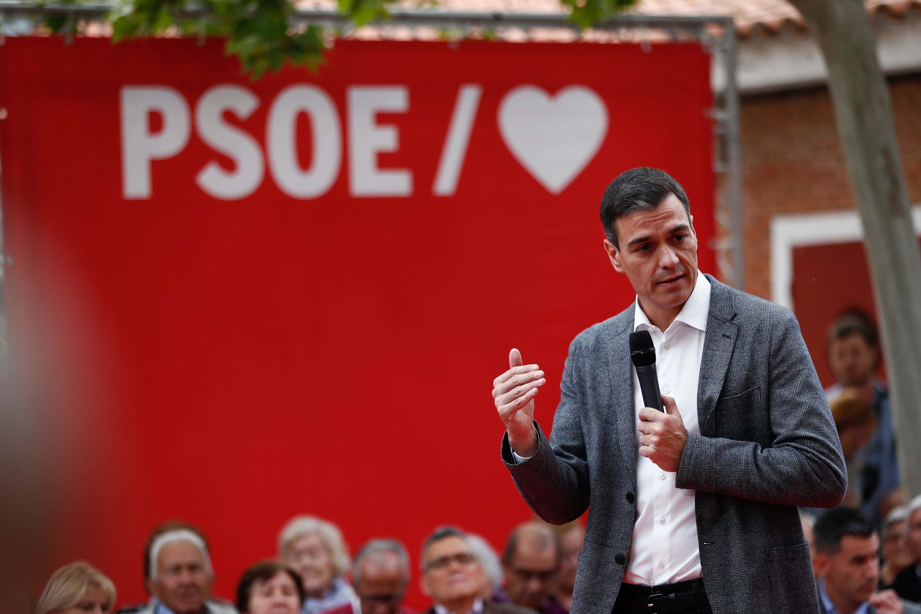 Für eine Politik mit Herz: Ministerpräsident und Sozialisten-Chef Pedro Sánchez beim einem Wahlkampfauftritt am 15. April in Madrid.