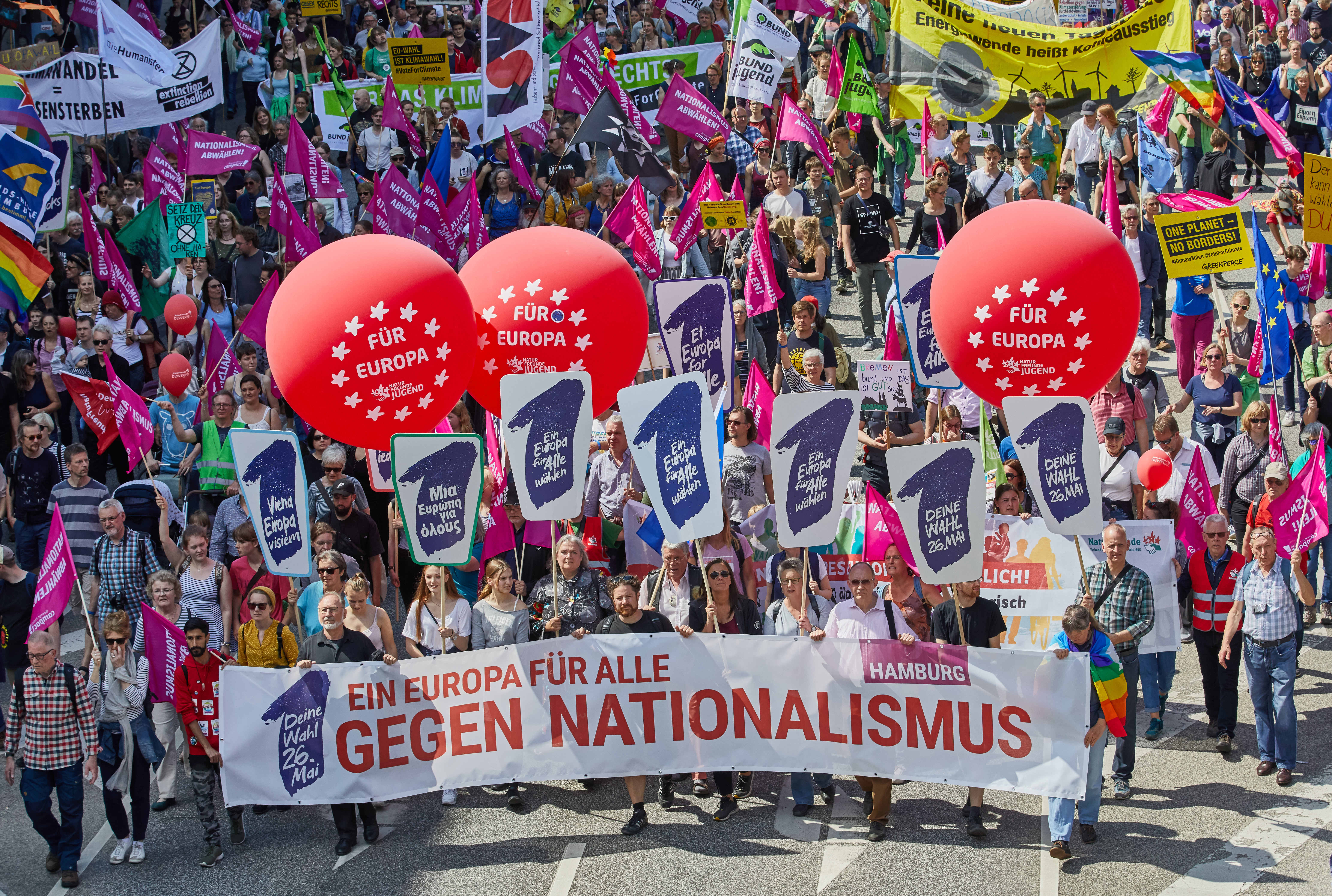 In Hamburg demonstrieren etwa 15.000 Menschen für Europa und gegen Nationalismus.