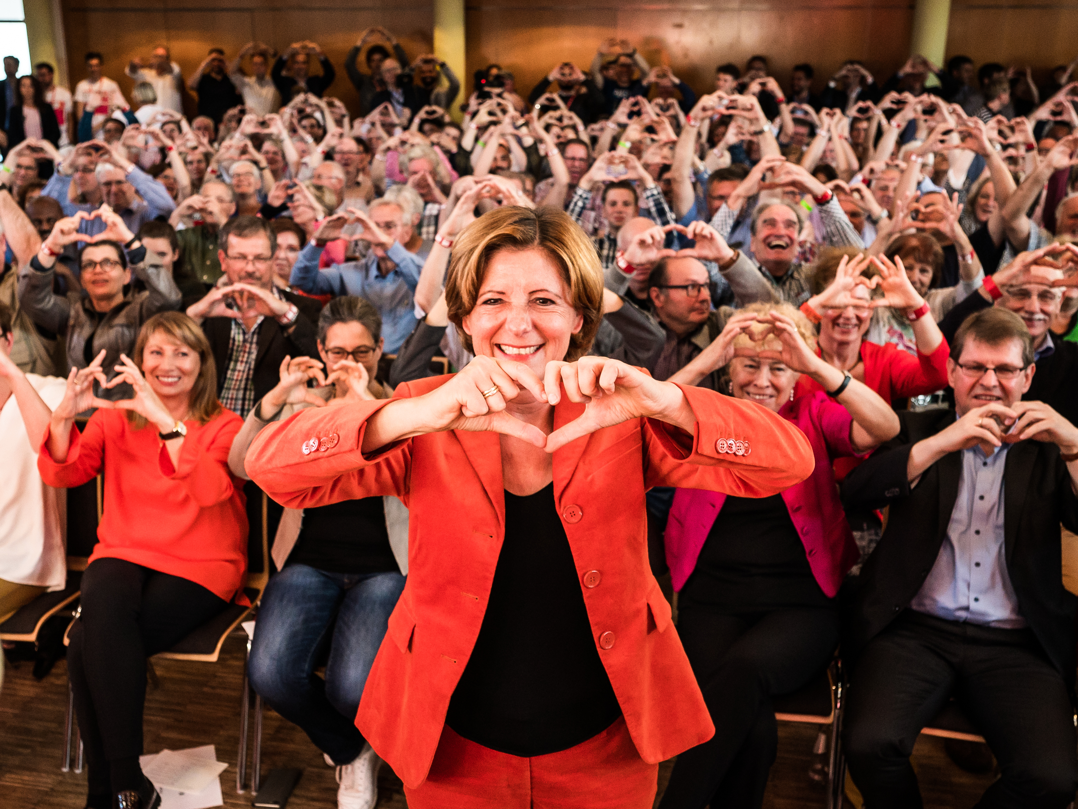 800 Herzen für Manuela Schwesig: Die SPD setzt in Nieder-Olm ein Zeichen der Solidarität.