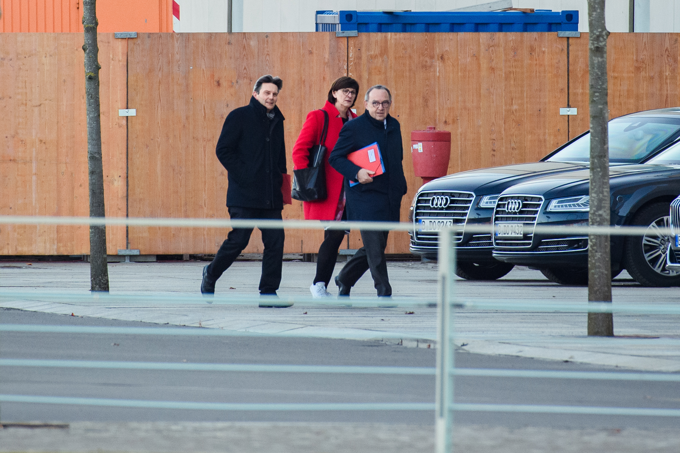 Rolf Mützenich, Saskia Esken und Norbert Walter-Borjans auf dem Weg zum Koalitionsgipfel im Kanzleramt: die Demokratie stabilisiert