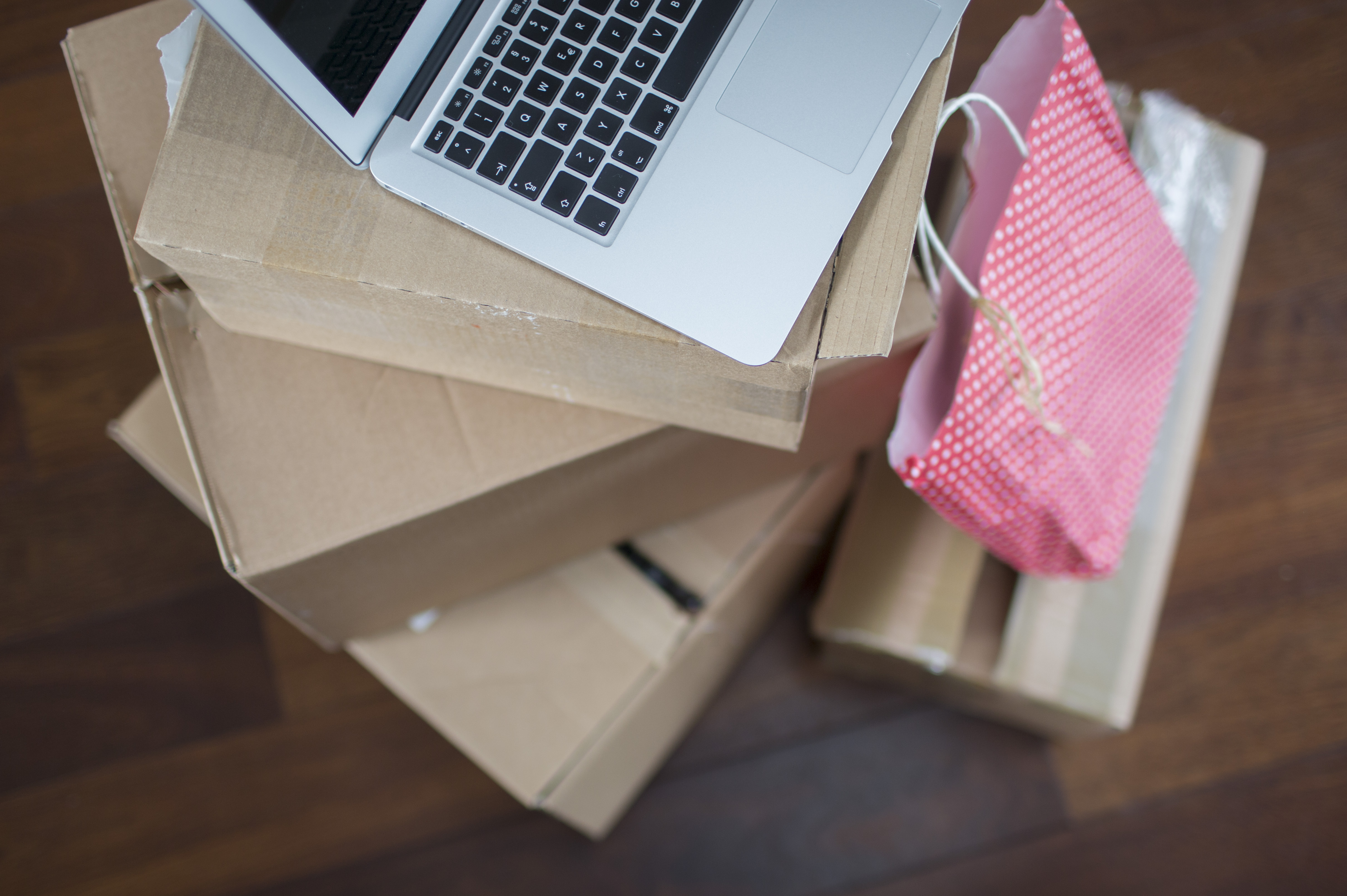 Der Online-Handel boomt – auch zum Leidwesen der Innenstädte. Eine Paketsteuer könnte für mehr Waffengleichheit sorgen.