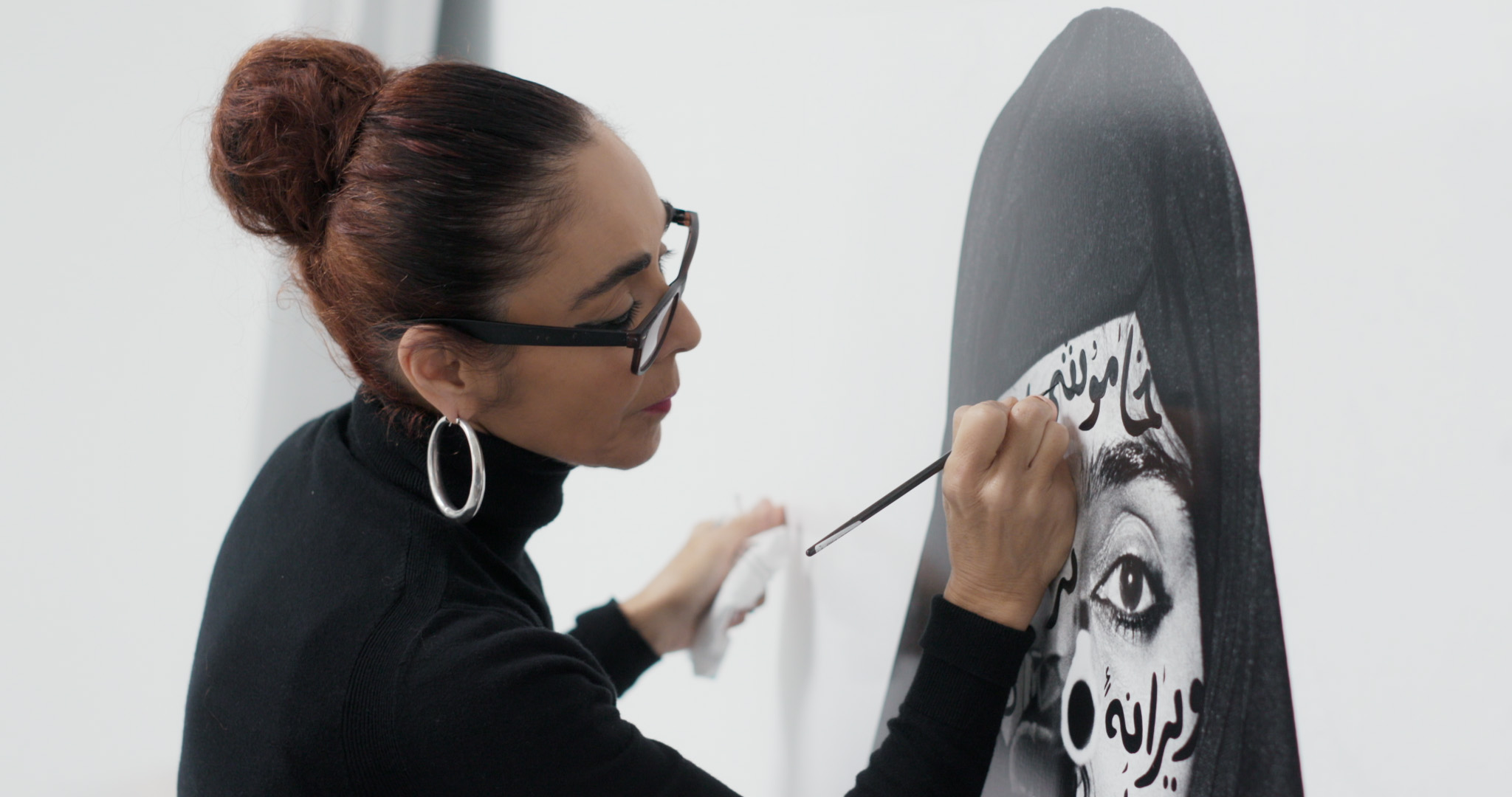 Shirin Neshat bei der Arbeit.