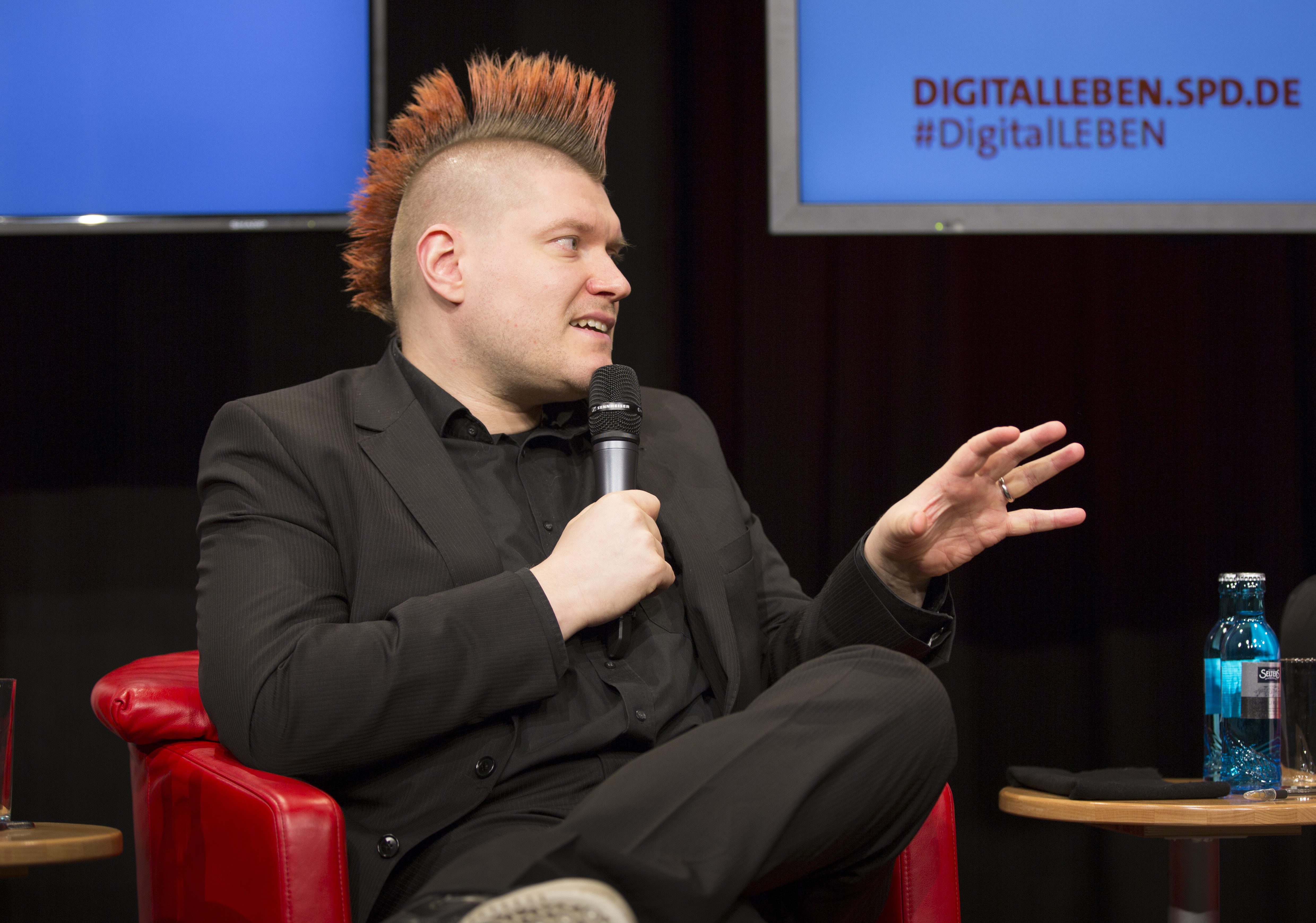Blogger und Strategieberater Sascha Lobo stellt sich gegen nationale Abgrenzung im digitalen Zeitalter.