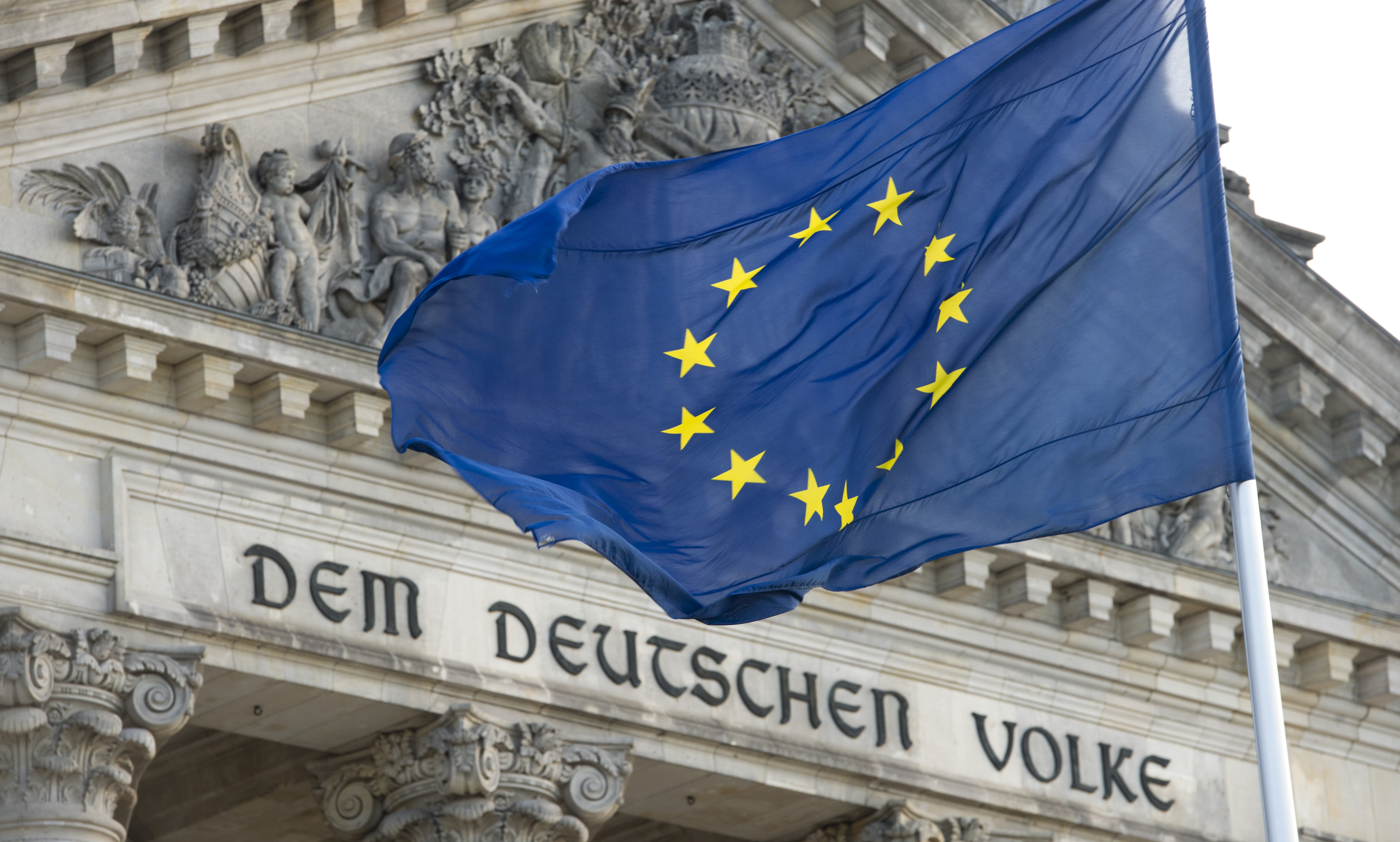 Reichstagsgebäude in Berlin: Während sich im Bundestag nur schwierig Mehrheit für eine neue Bundesregierung finden, stehen in Europa wichtige Entscheidungen an.