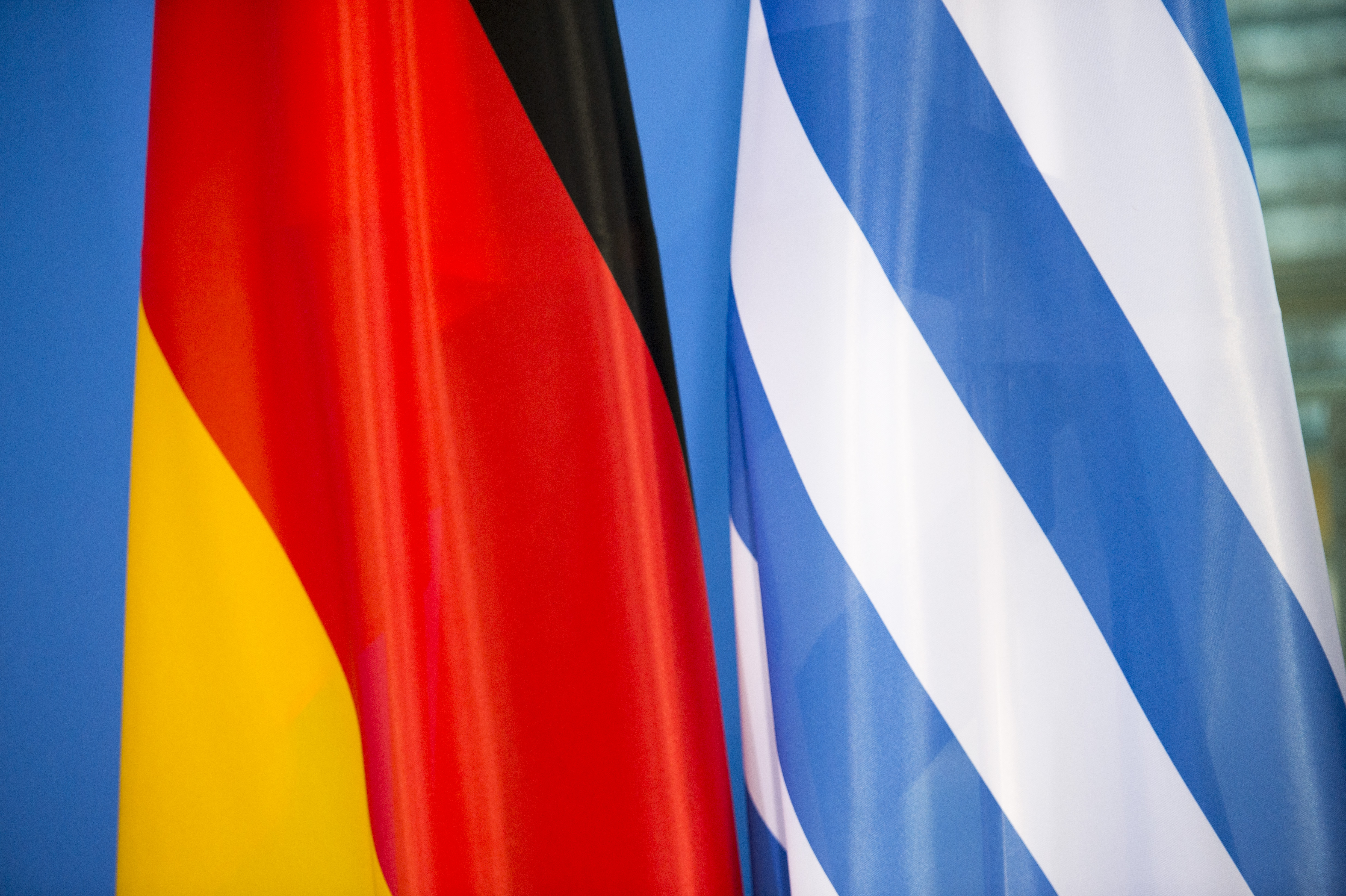 deutsche und griechische Flagge