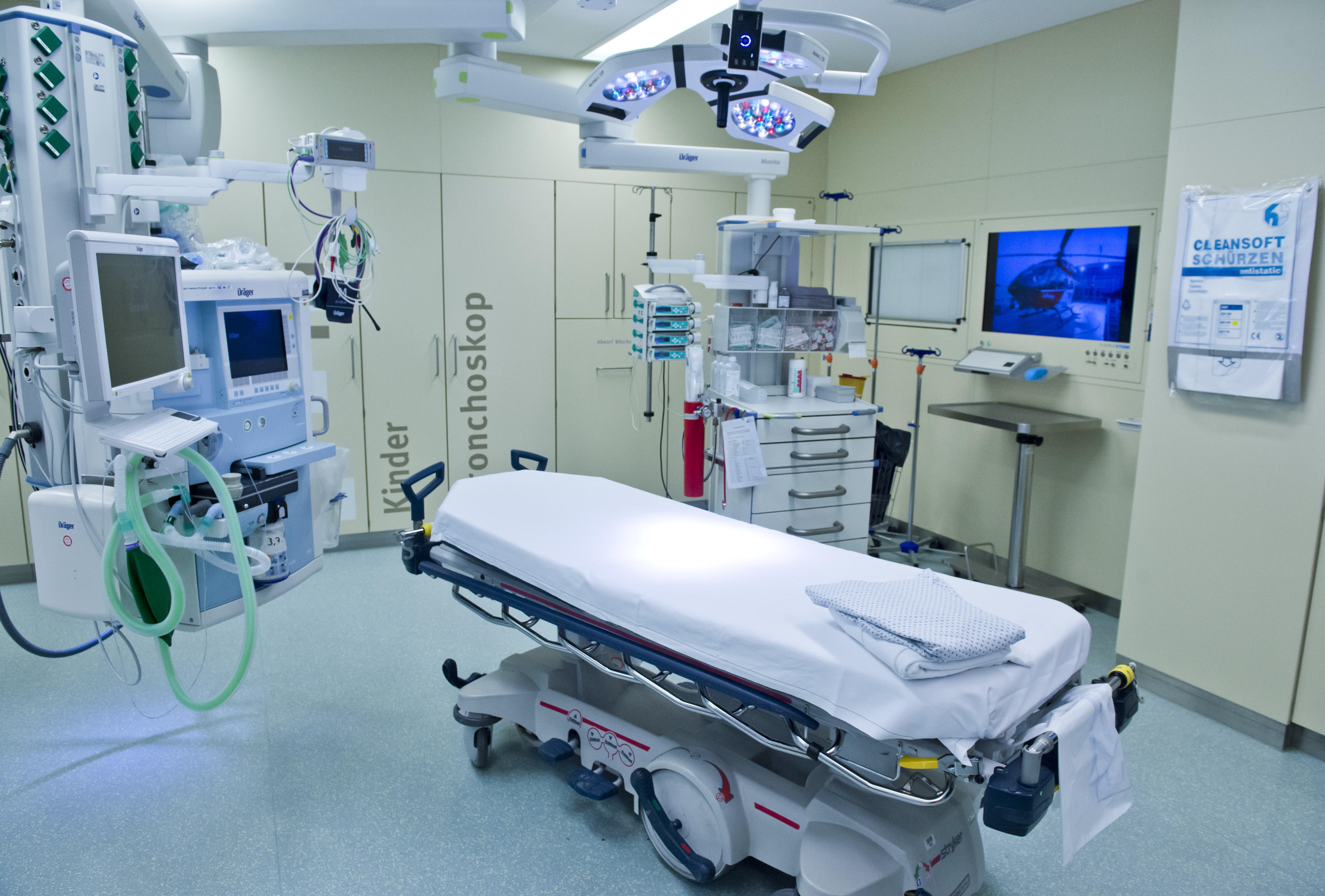 Notaufnahme-Bett in einem Berliner Krankenhaus (Archivaufnahme): Viele Klinik-Betten stehen derzeit leer, weil die Krankenhäuser für die Corona-Pandemie Kapazitäten freihalten sollen.