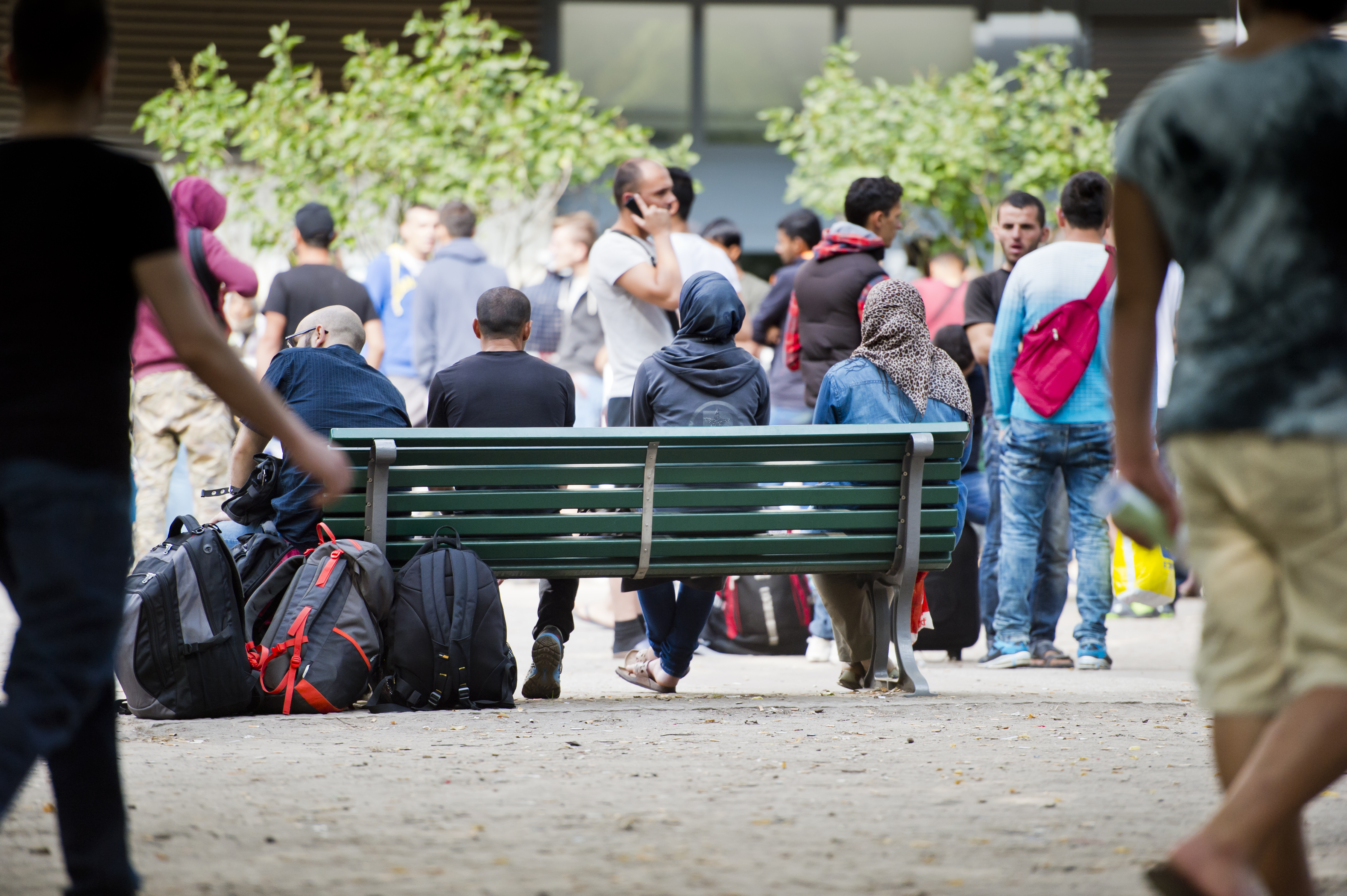 Nur wer in Flüchtlinge warten vor dem Landesamt für Gesundheit und Soziales in Berlin als Zentrale Anlaufstelle auf die Mölichkeit, einen Asylantrag zu stellen.