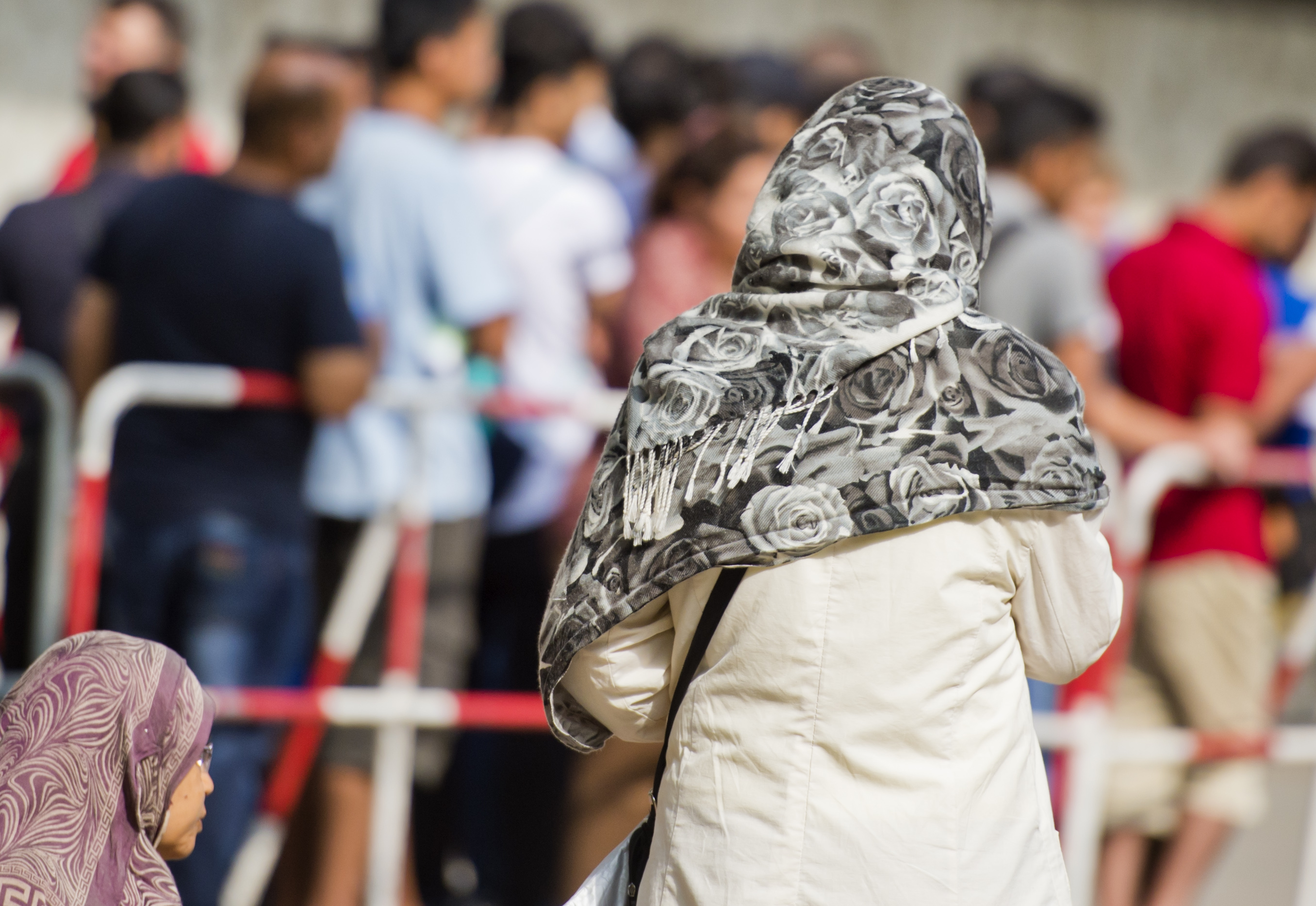 Frauen vor Flüchtlingsunterkunft