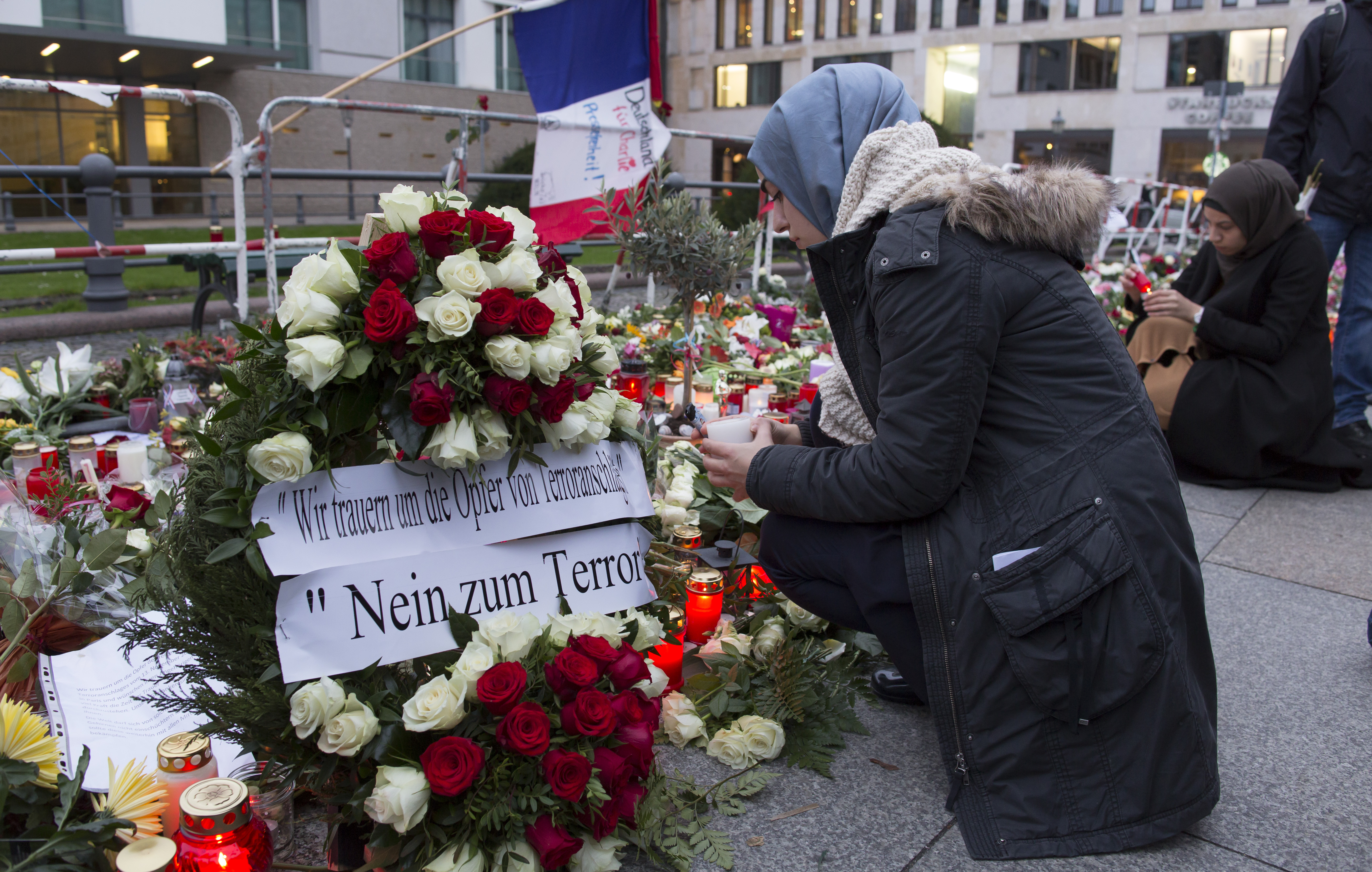 Vor der französischen Botschaft in Berlin: Gedenken an die Terroropfer von Paris