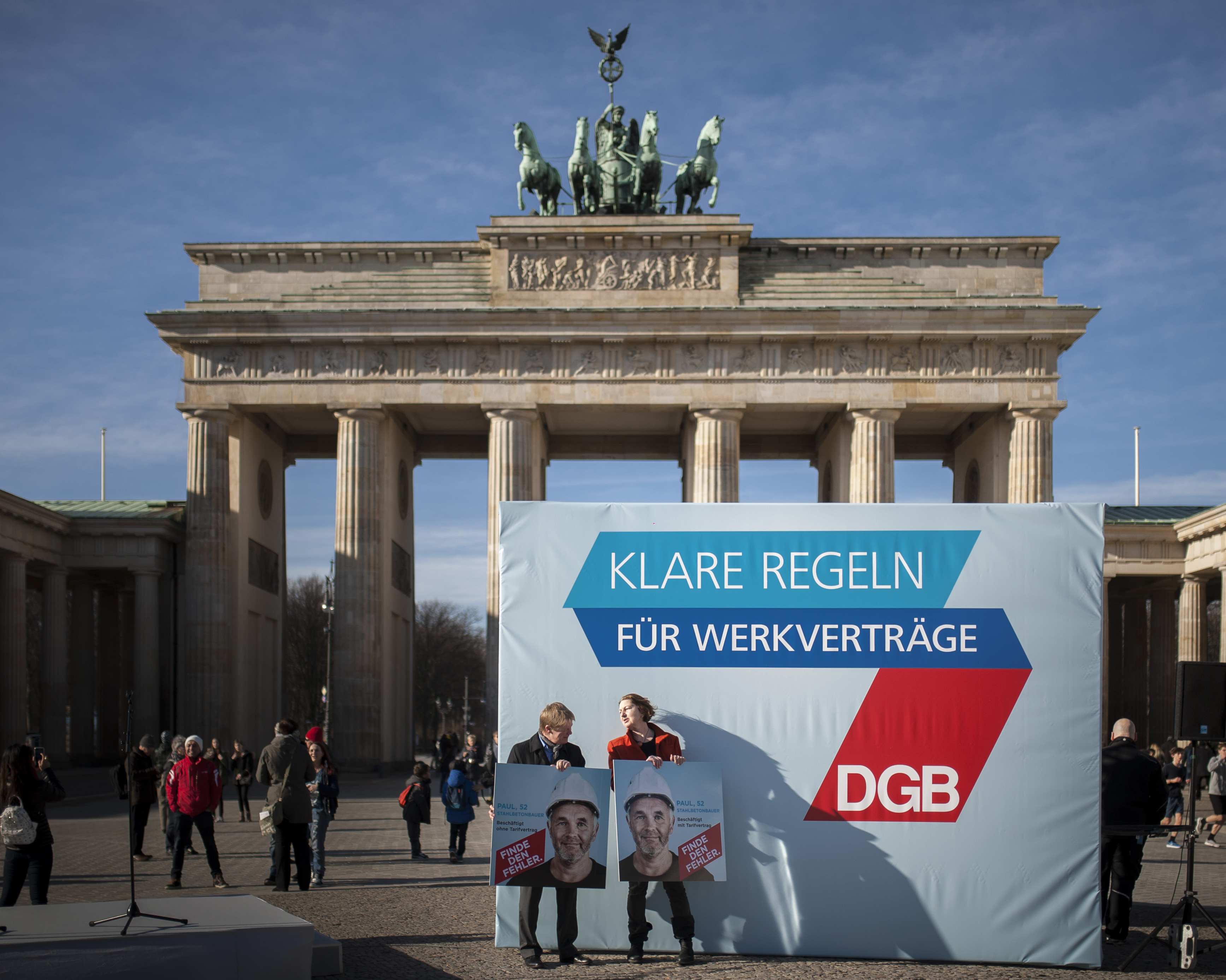 DGB-Chef Rainer Hoffmann Vorstandsfrau Annelie Buntenbach fordern die Union auf, endlich den Koalitionsvertrag umzusetzen.