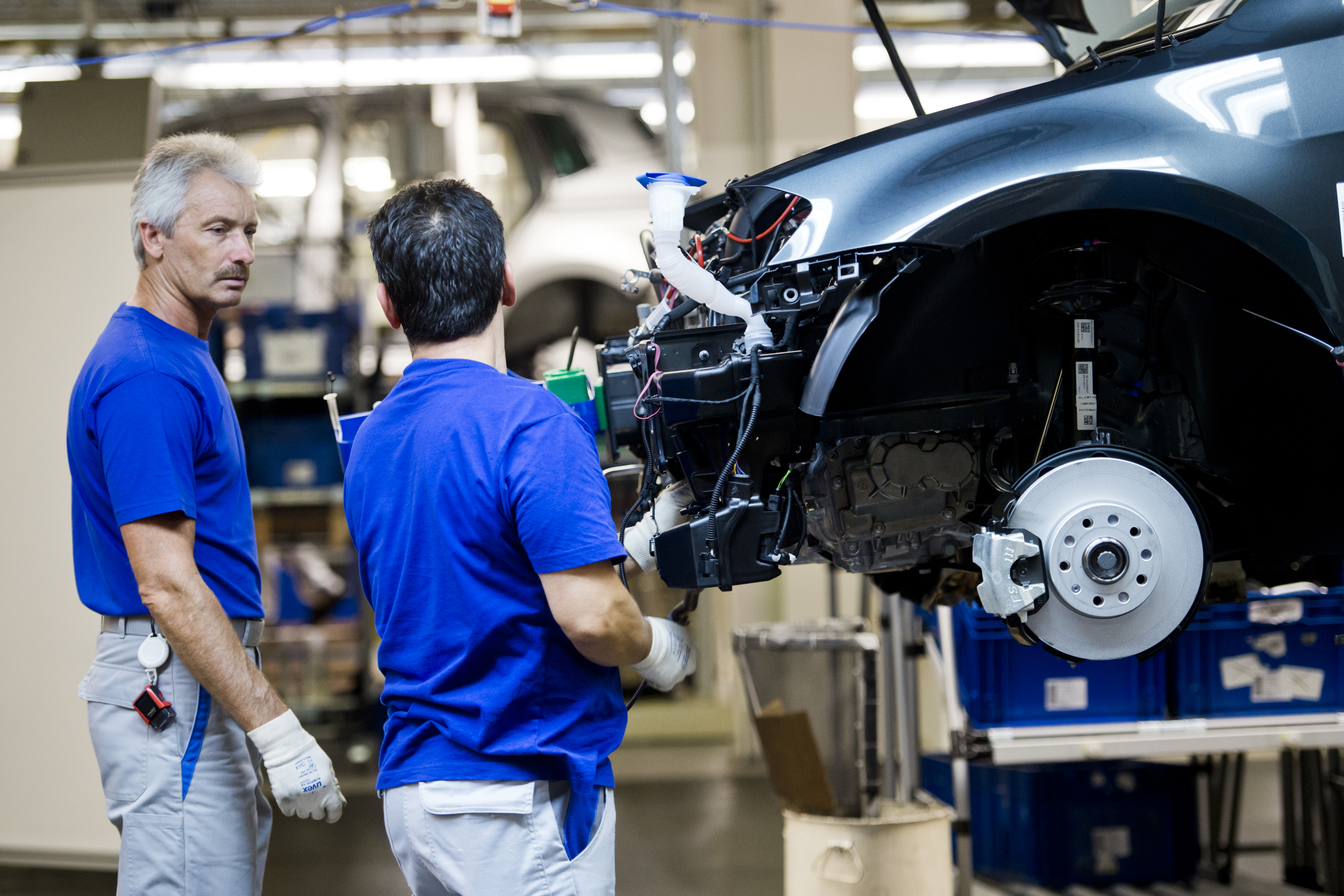 Wem gehört die Fabrik? Der Sozialismus fragt, wie eine Gemeinschaft so wirtschaften kann, dass der einzelne Manager nicht mehr den Zwang verspürt, Betrugssoftware für Autos zu beauftragen, nur um am Markt zu bestehen.