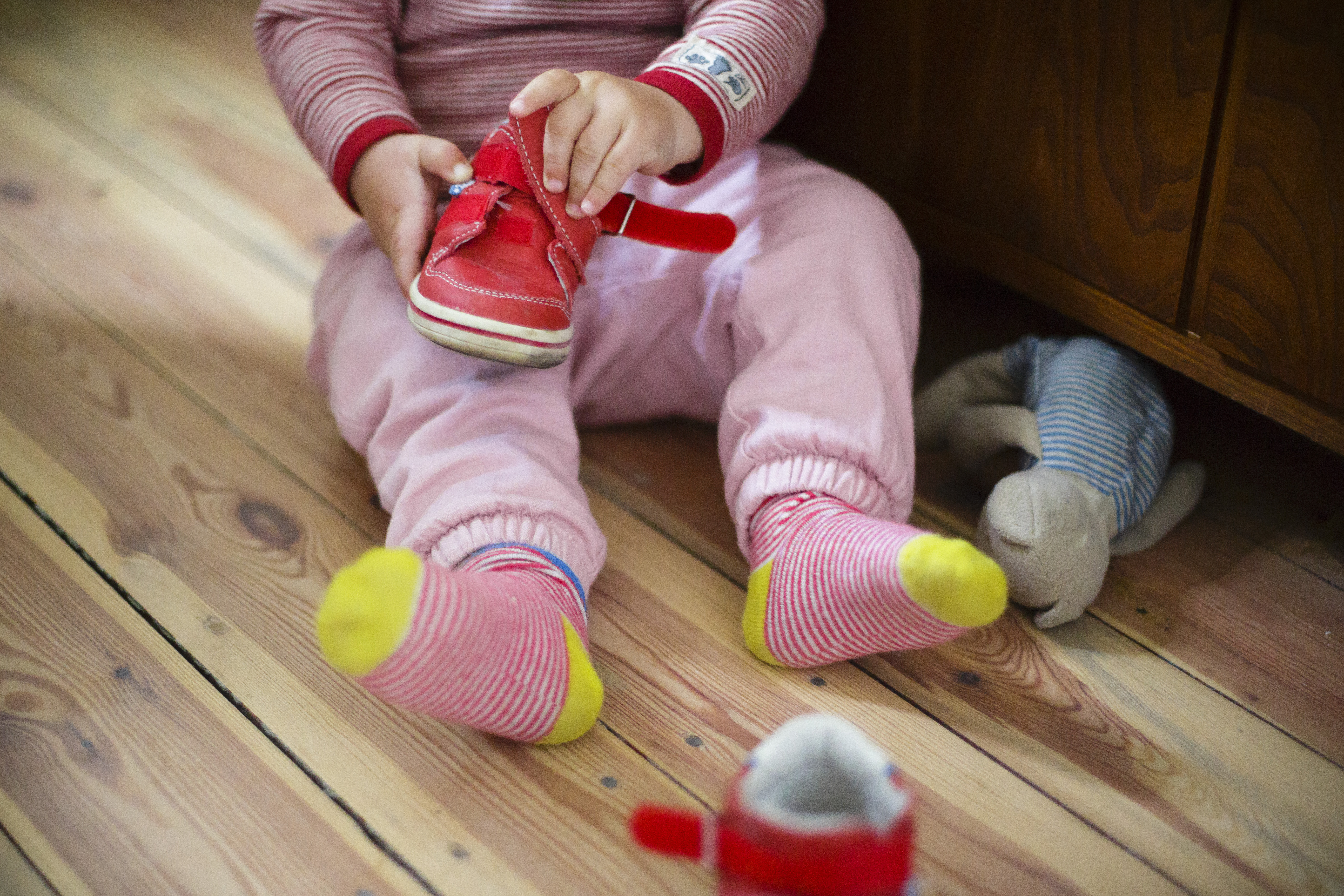 Auf eigenen Füßen stehen: Von einer eigenständigen Kindergrundsicherung würden alle Familien profitieren, meint Kinderhilfswerk-Präsident Thomas Krüger.