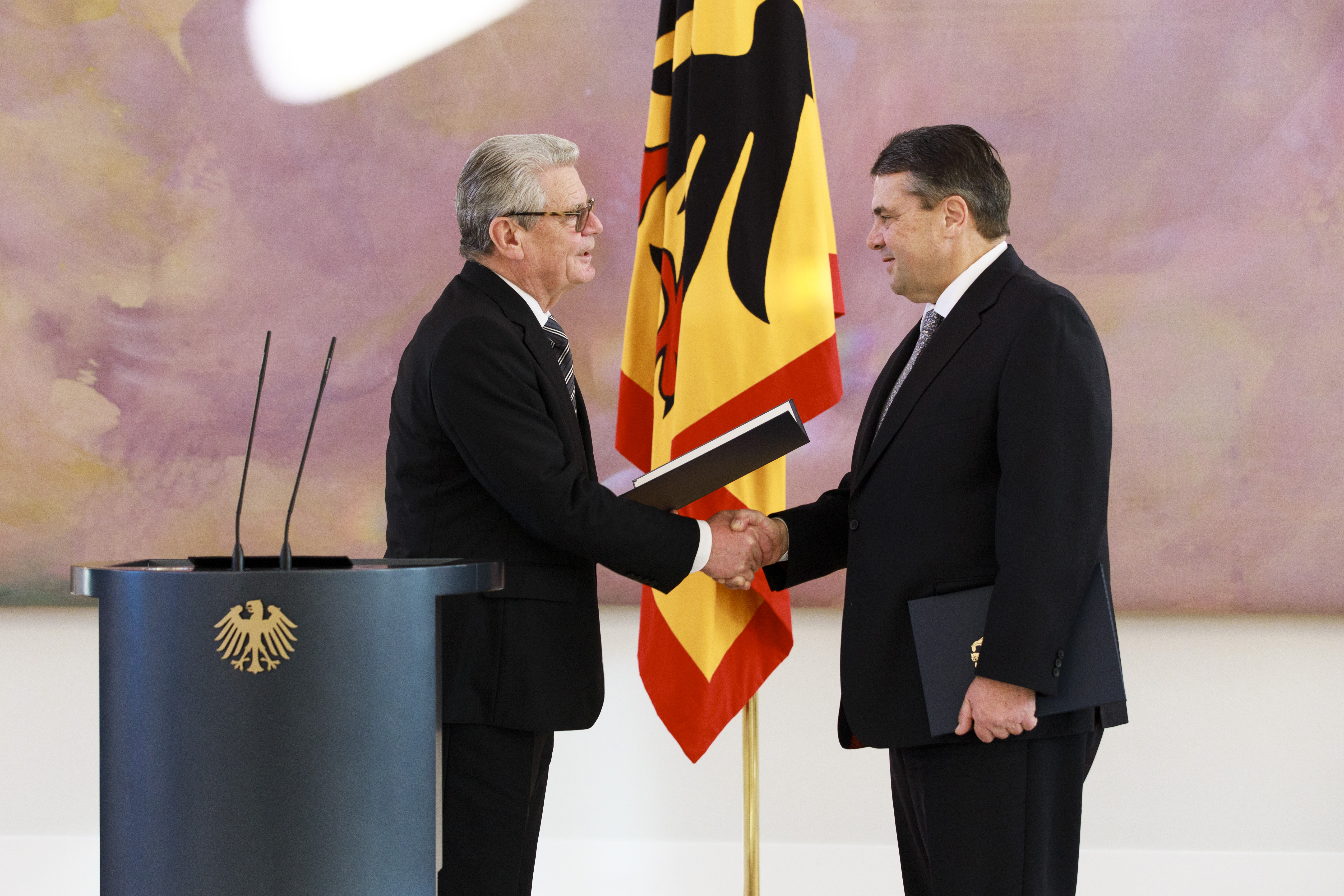 Sigmar Gabriel: Der neue Außenminister bekommt von Bundespräsident Joachim Gauck die Ernennungsurkunde im Schloss Bellevue.