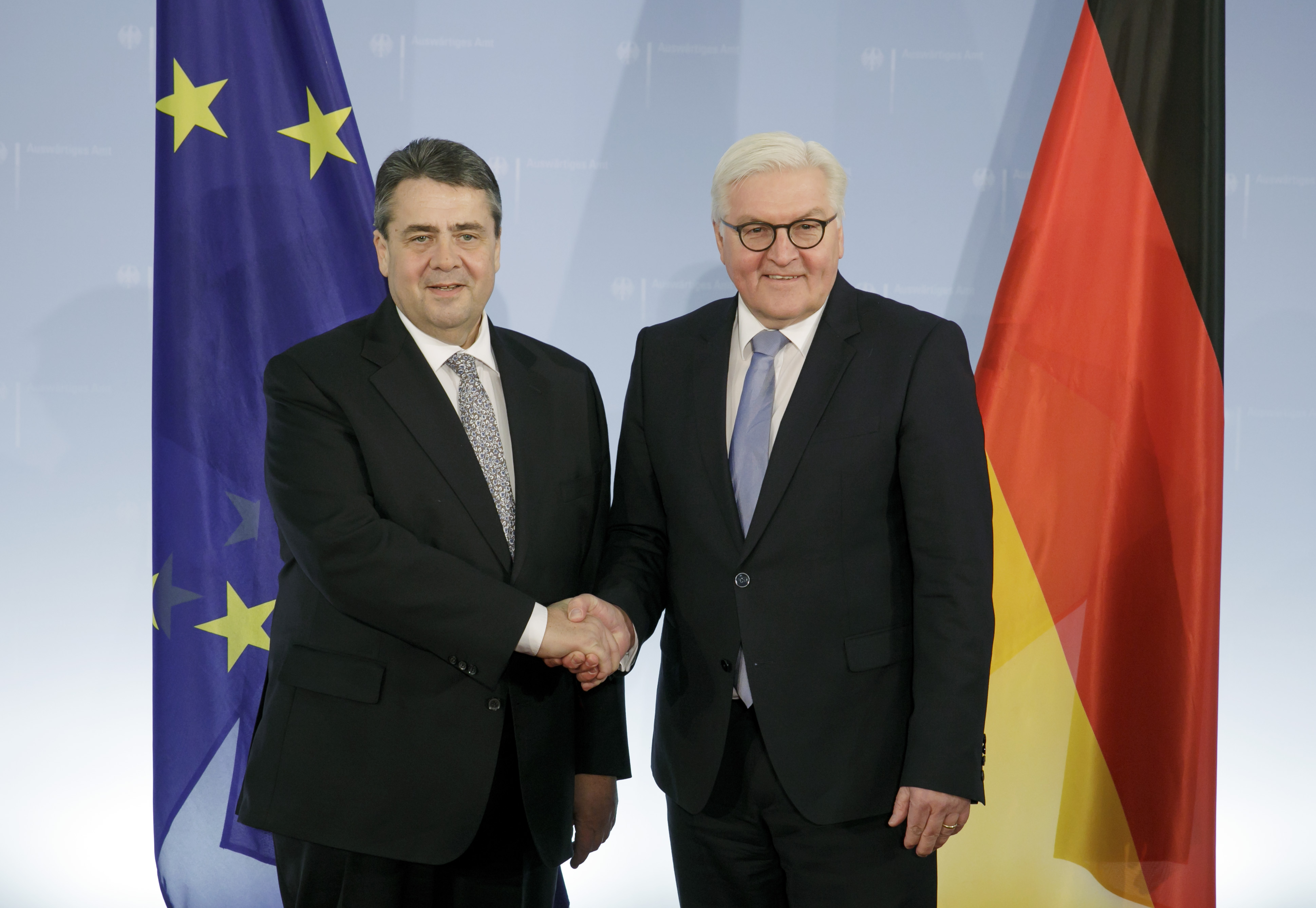 Amtsübergabe in Berlin: Sigmar Gabriel (l.) ist als Bundesaußenminister Nachfolger von Frank-Walter Steinmeier.