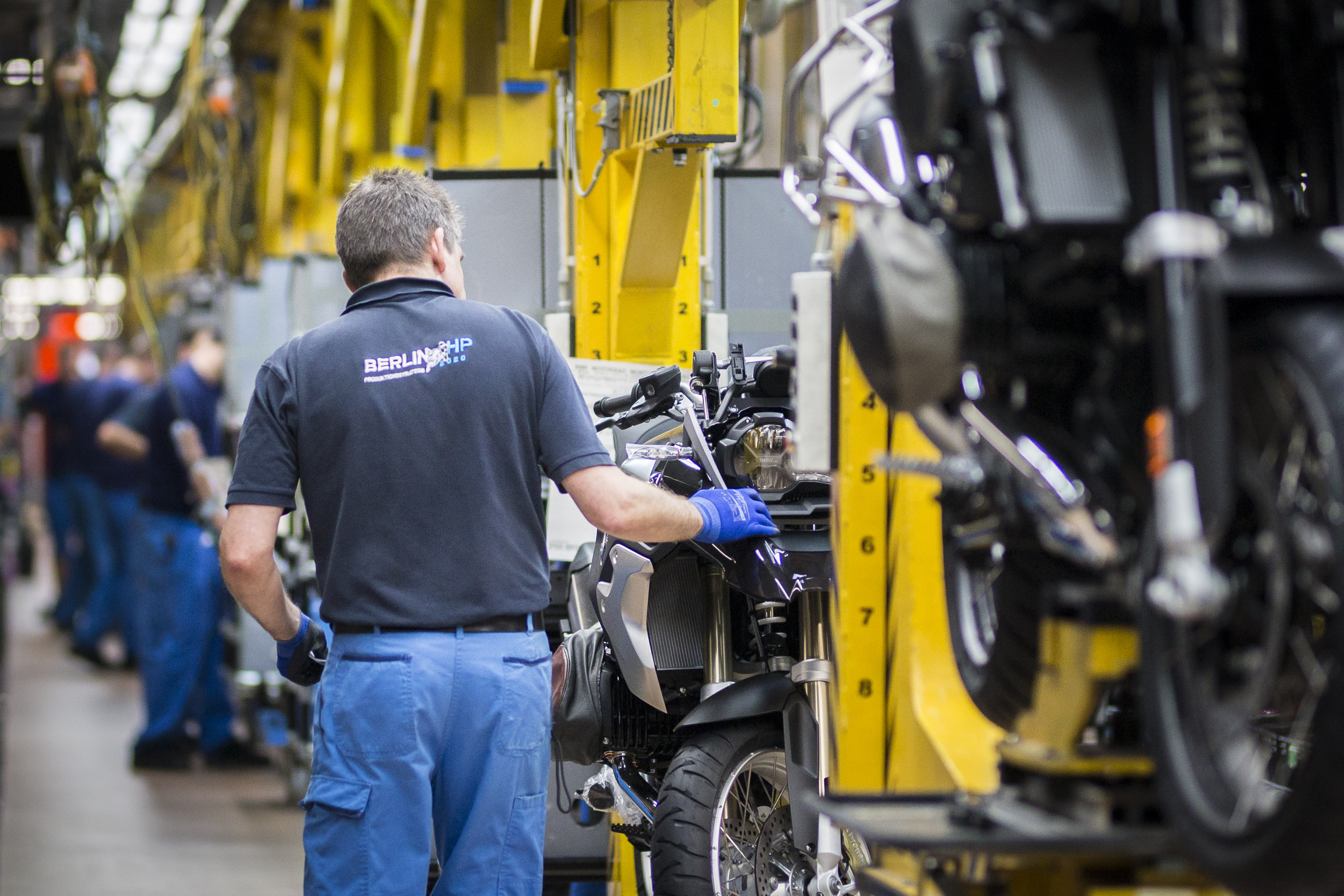 Die deutsche Wirtschaft dringend ist auf Fachkräfte angewiesen: Hier ein Mechaniker bei der Montage eines Motorrads im BMW-Werk in Berlin.