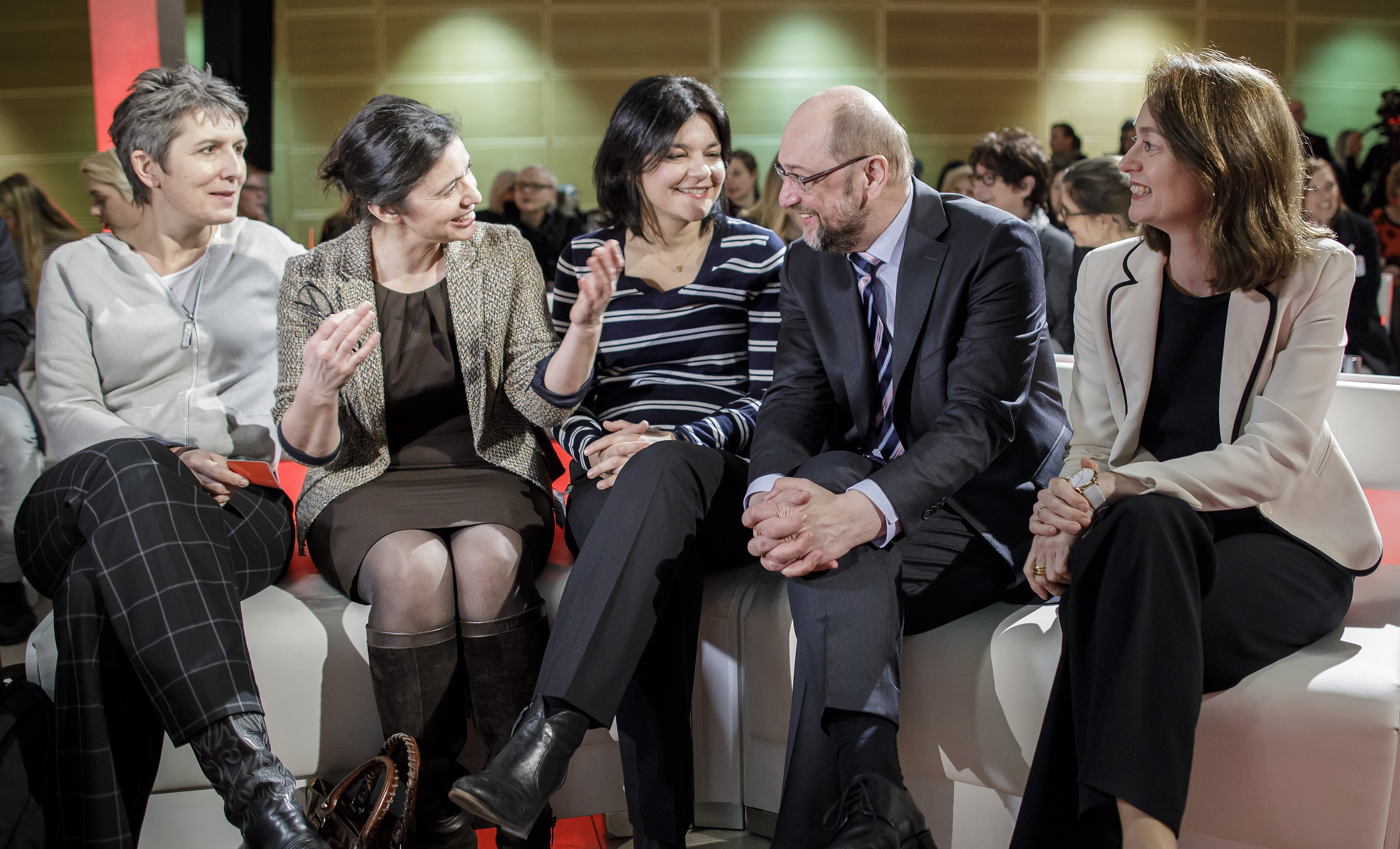 „Frauen, solidarisiert euch!“ Martin Schulz beim „Roten Salon“ mit Ines Pohl, Hatice Akyün, Jasmin Tabatabai und Katarina Barley (v.l.)