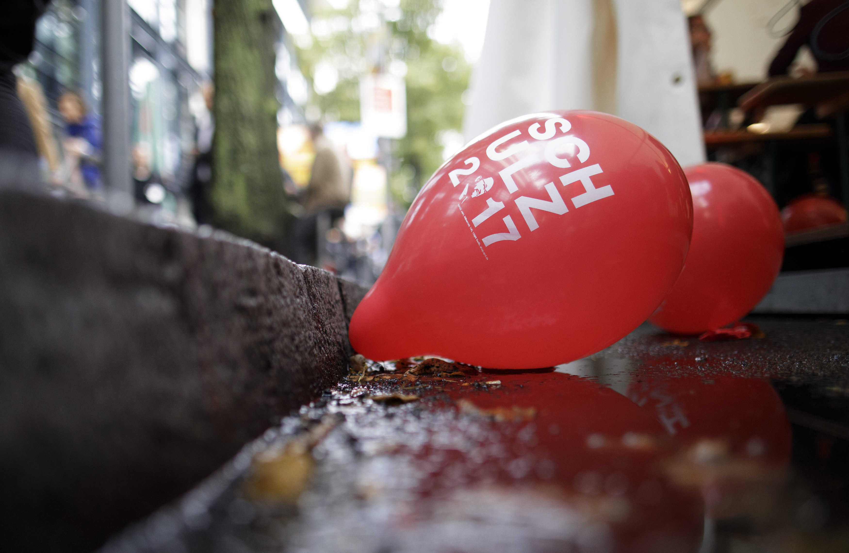 Ein SPD-Luftballon liegt auf der Straße am Willy-Brandt-Haus