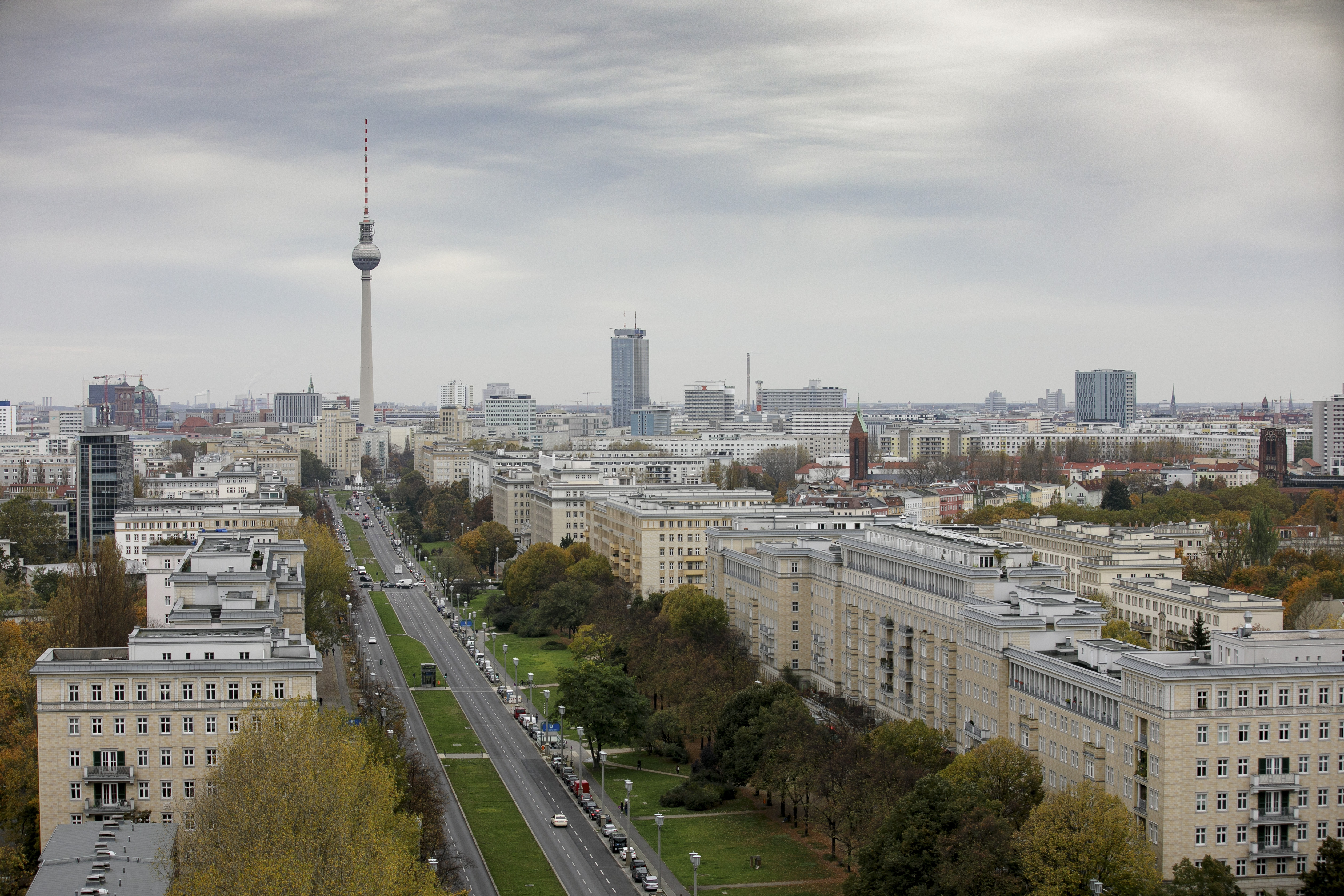 In den Innenstadtbezirken wie rund um die Karl-Marx-Allee steigen die Mieten in Berlin rasant. Die SPD will nun mit einem Mietendeckel dagegen halten.