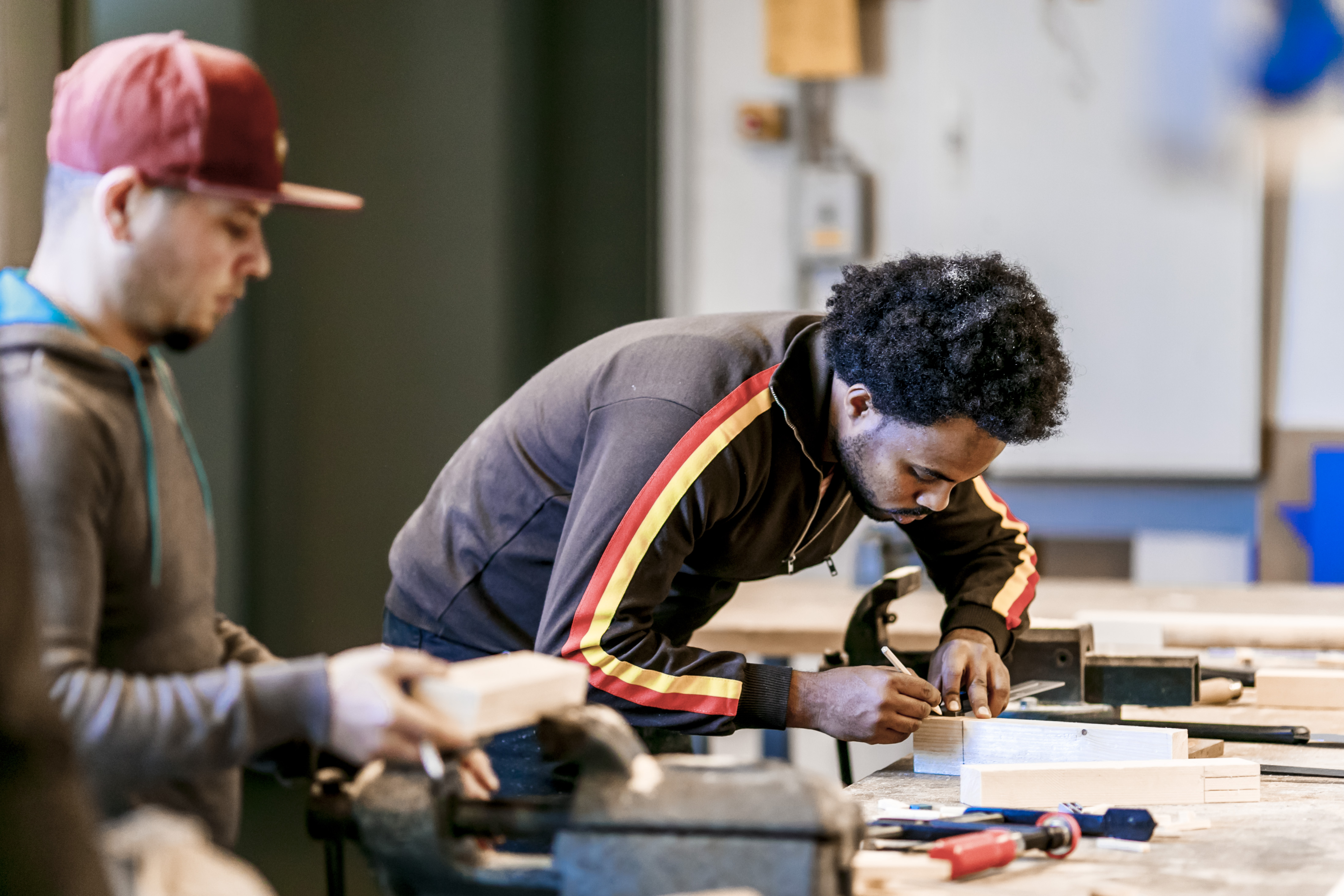 Flüchtlinge in einer Übungswerkstatt der Handwerkskammer Berlin: Individuelle Bedürfnisse müssten bei der Integration berücksichtigt werden, sagen die Autoren der Studie.