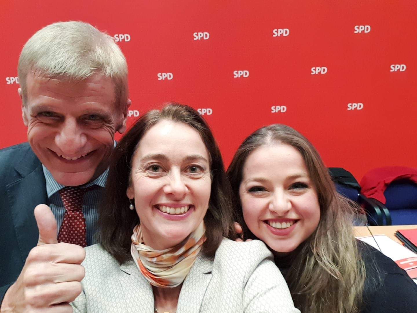 SPD International gut gelaunt: Martin Nissen und Tara Hadviger (r.) mit Katarina Barley