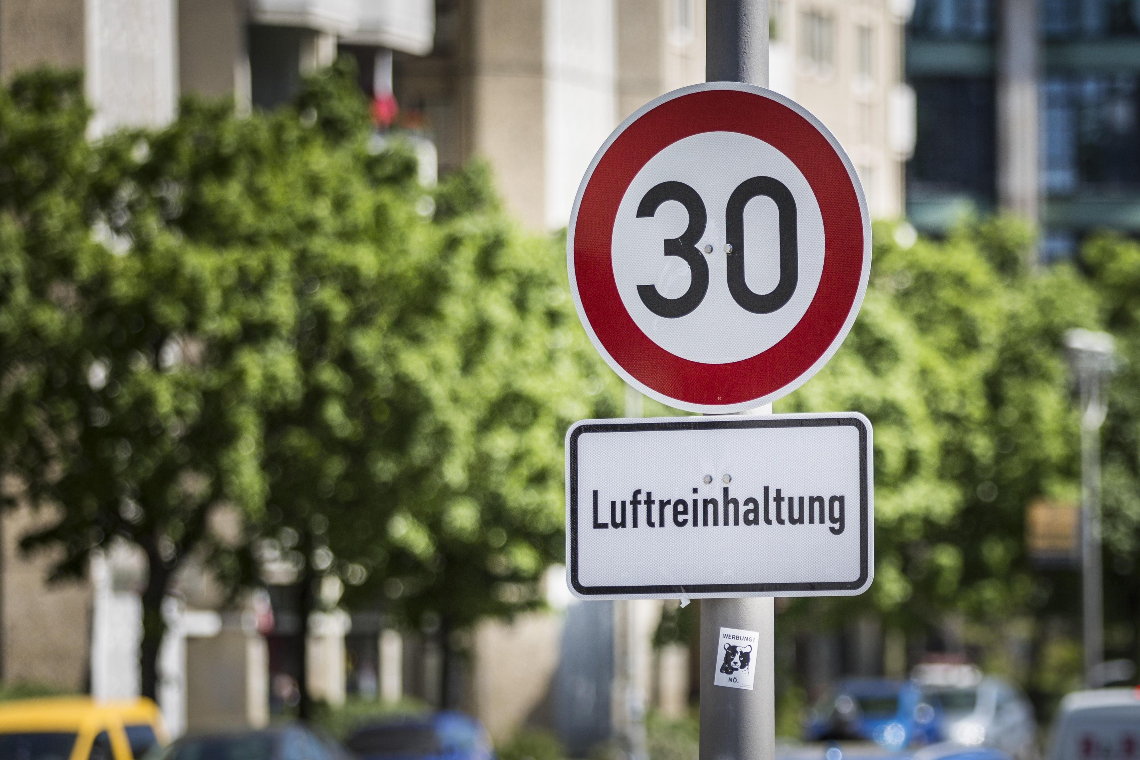 Im Verkehr entstehen viele klimaschädliche Emissionen. Der Entwurf von Bundesumweltministerin Svenja Schulze nimmt deshalb das Verkehrsministerium in die Pflicht.