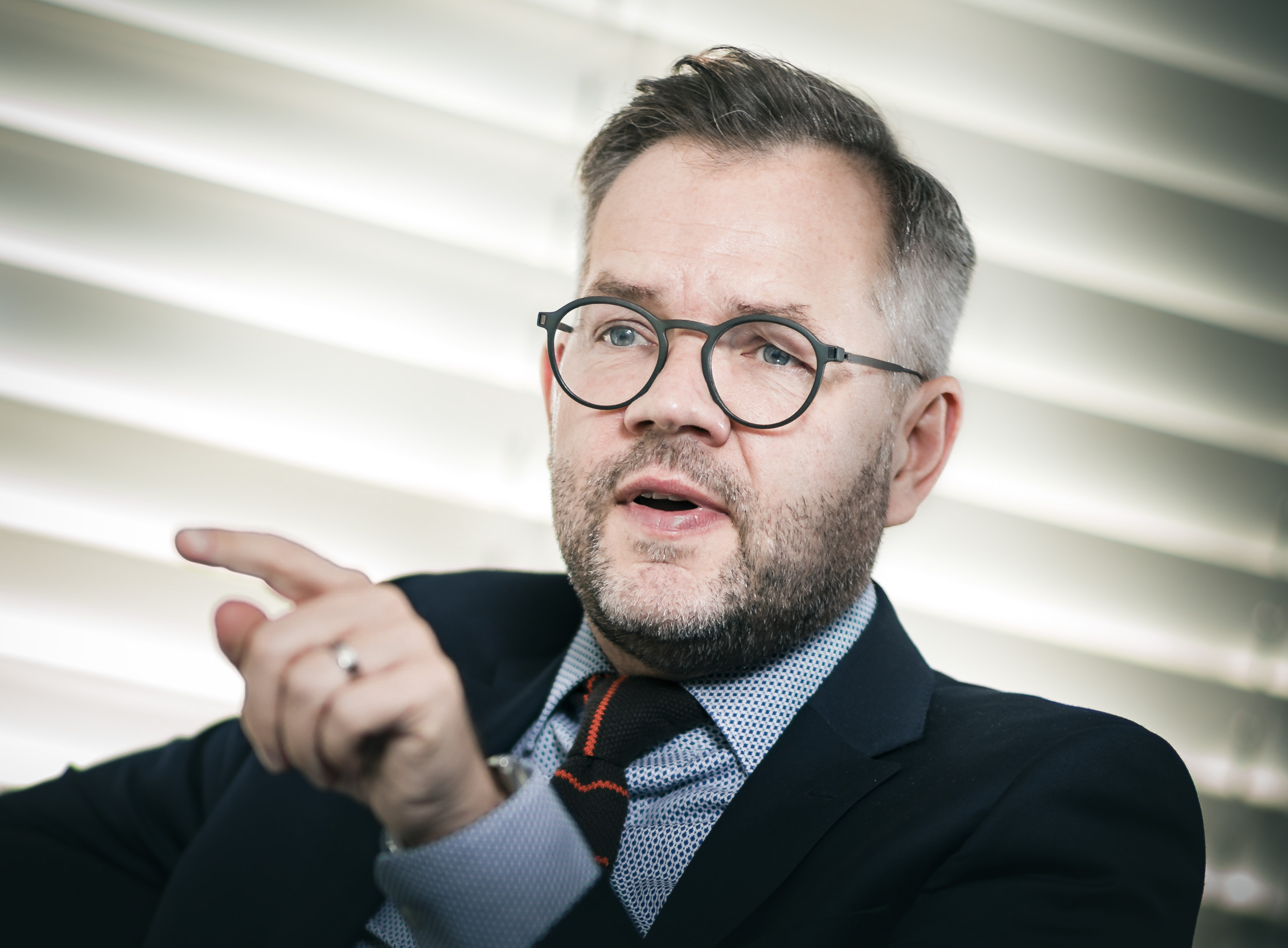 Ich bin mit dem bisher Erreichten nicht zufrieden. Staatsminister Michael Roth übt Kritik am Umgang der Kanzlerin mit Frankreichs Präsident Emmanuel Macron.