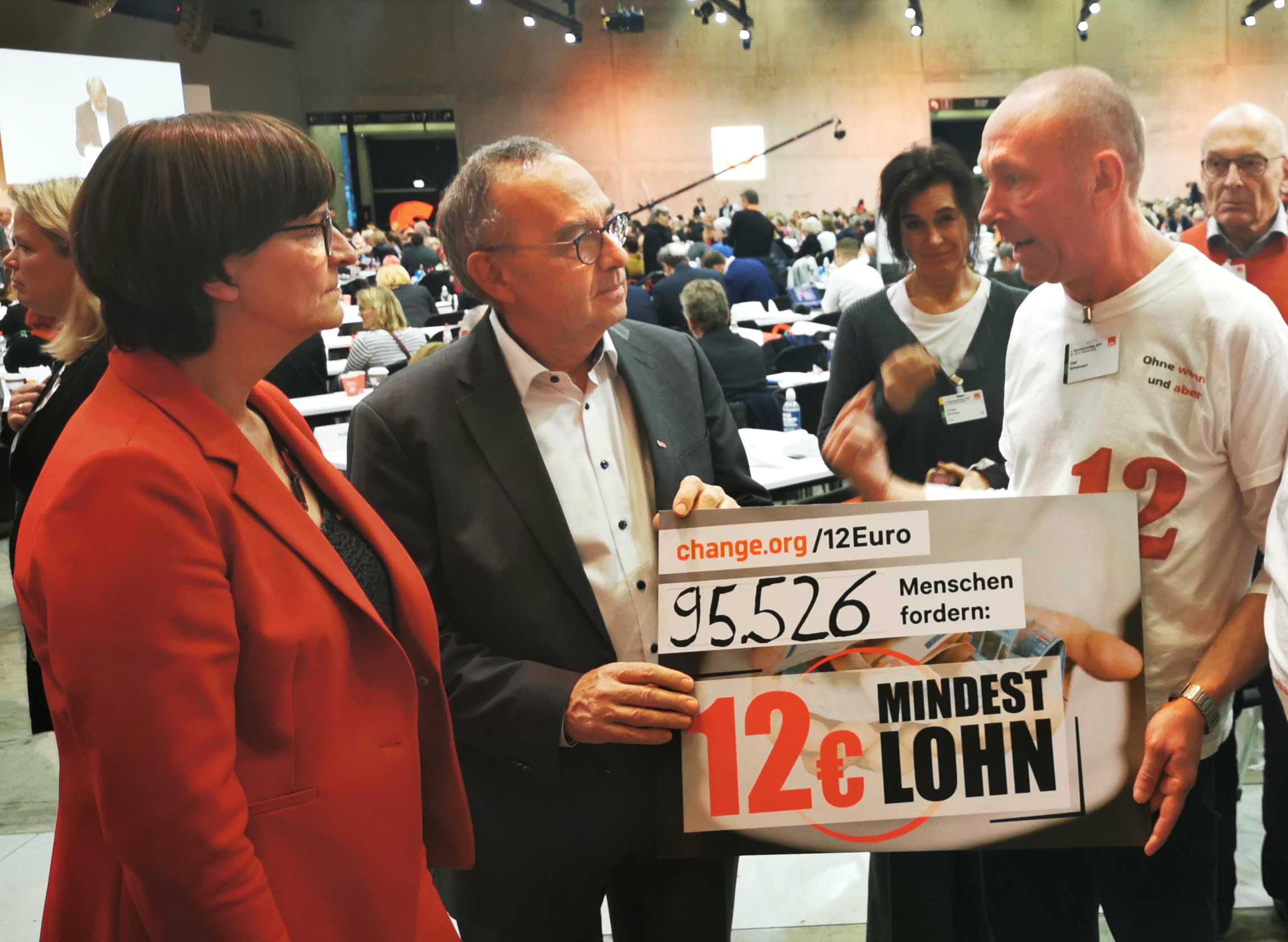 Olaf Könemann will, dass der Mindestlohn zum 1. Januar 2021 auf 12 Euro steigt. Auf dem SPD-Parteitag hat er deshalb Unterschriften an die neuen Vorsitzenden Saskia Esken und Norbert Walter-Borjans übergeben.