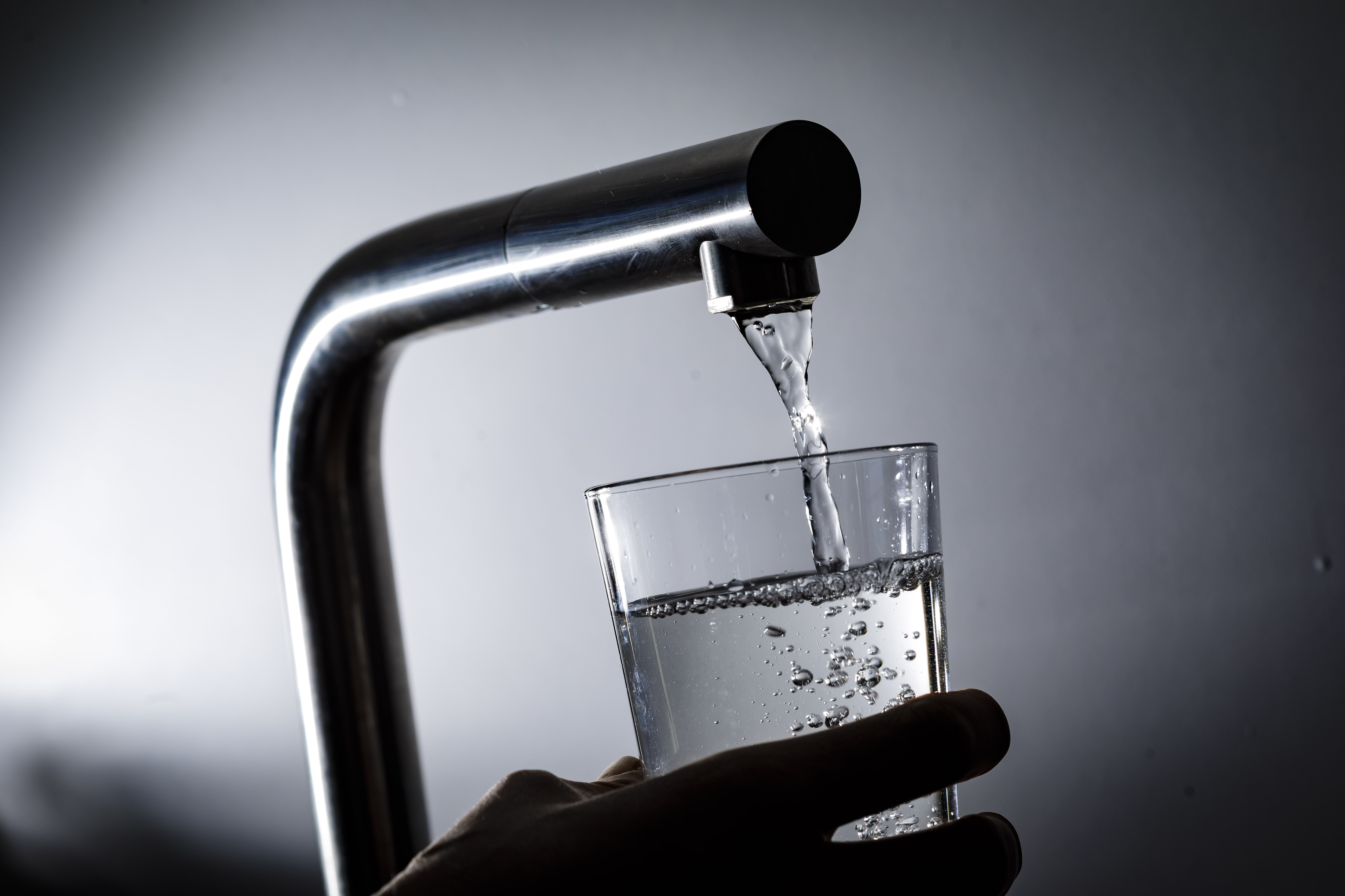 Wasser ist keine Selbstverständlichkeit: Es kann auch in Deutschland knapp werden, wenn es über länger Zeit heiß ist und nicht regnet