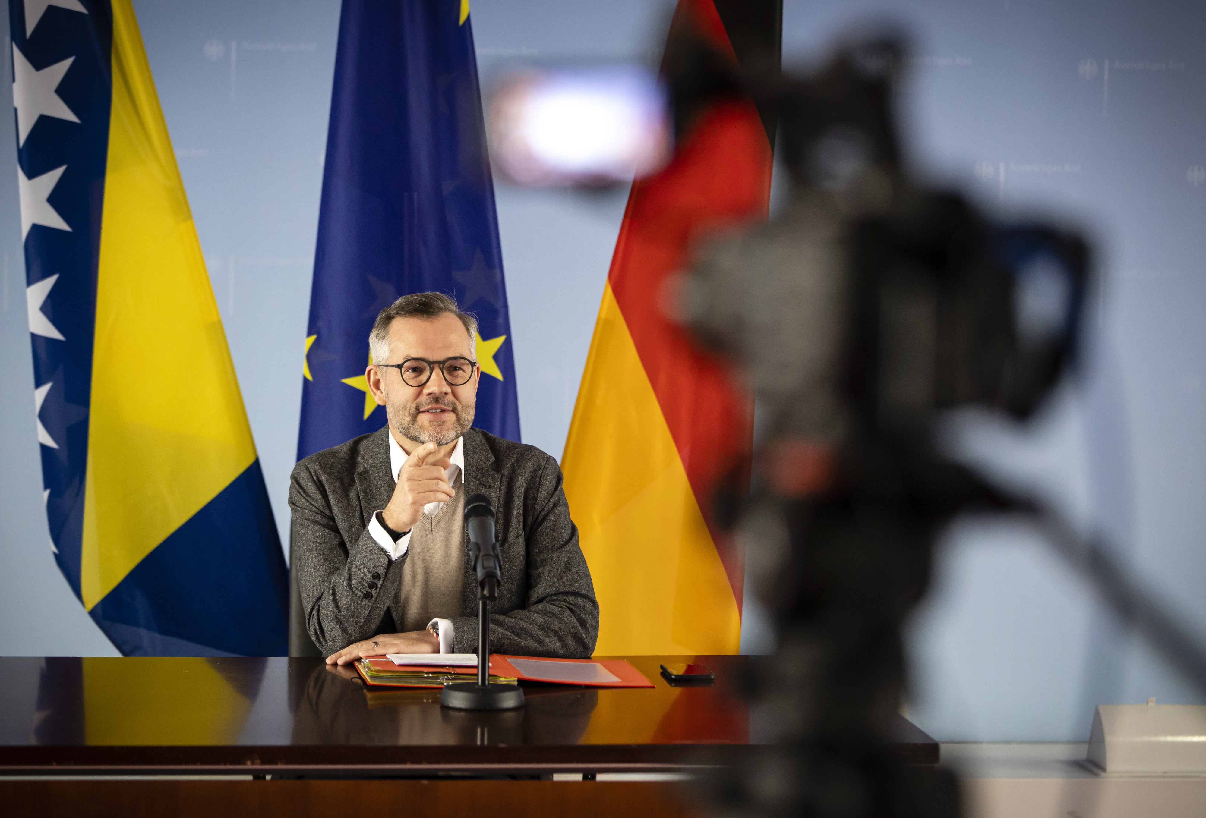 Auch der deutsche Europaminister Michael Roth (SPD) drückt seine Besorgnis in der Debatte über neue Grenzziehungen auf dem Balkan aus.