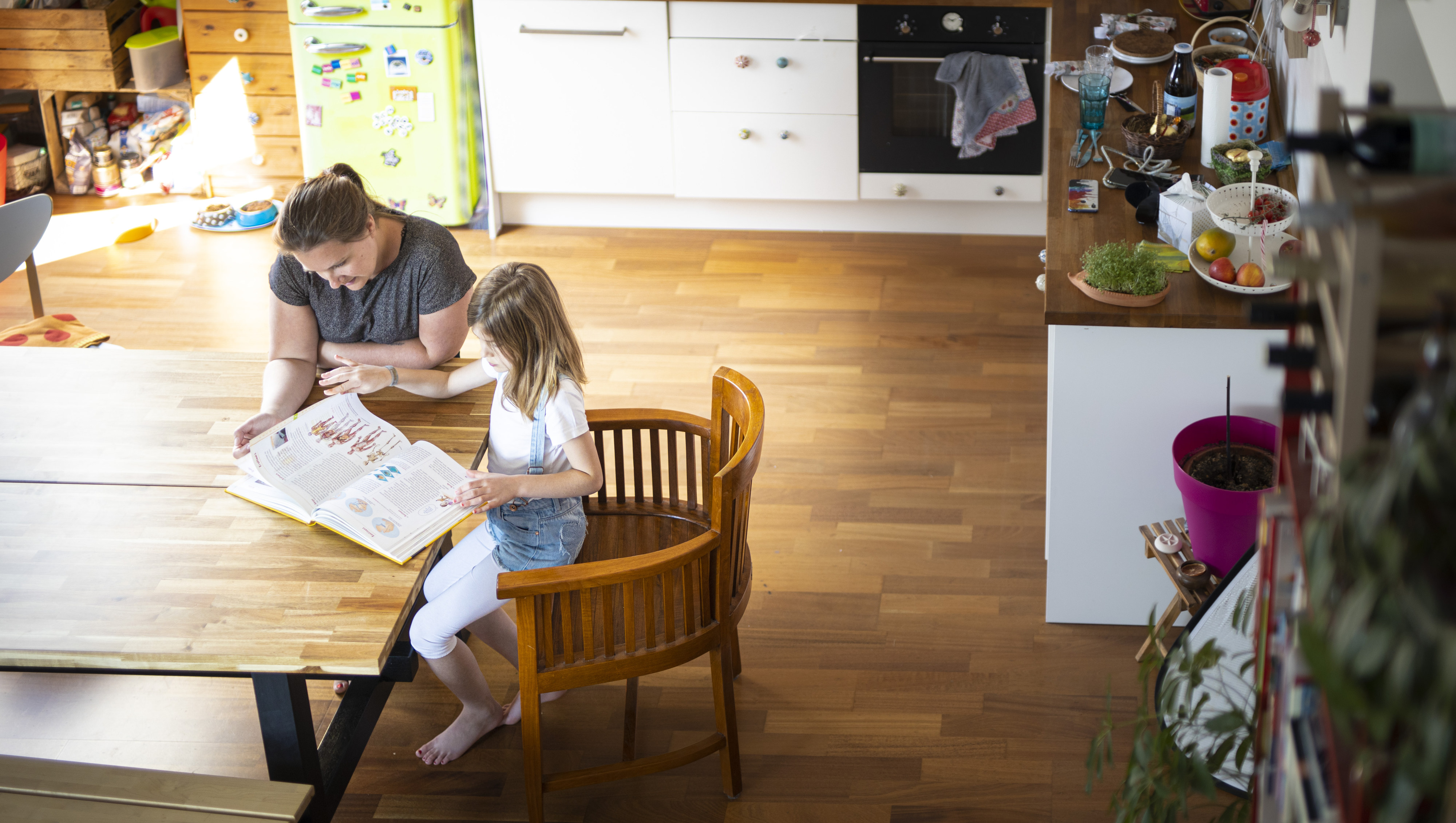 Küchentisch statt Kita: Eltern, die ihre Kinder wegen Corona zuhause betreuen müssen, können bald deutlich länger Lohnersatz erhalten.