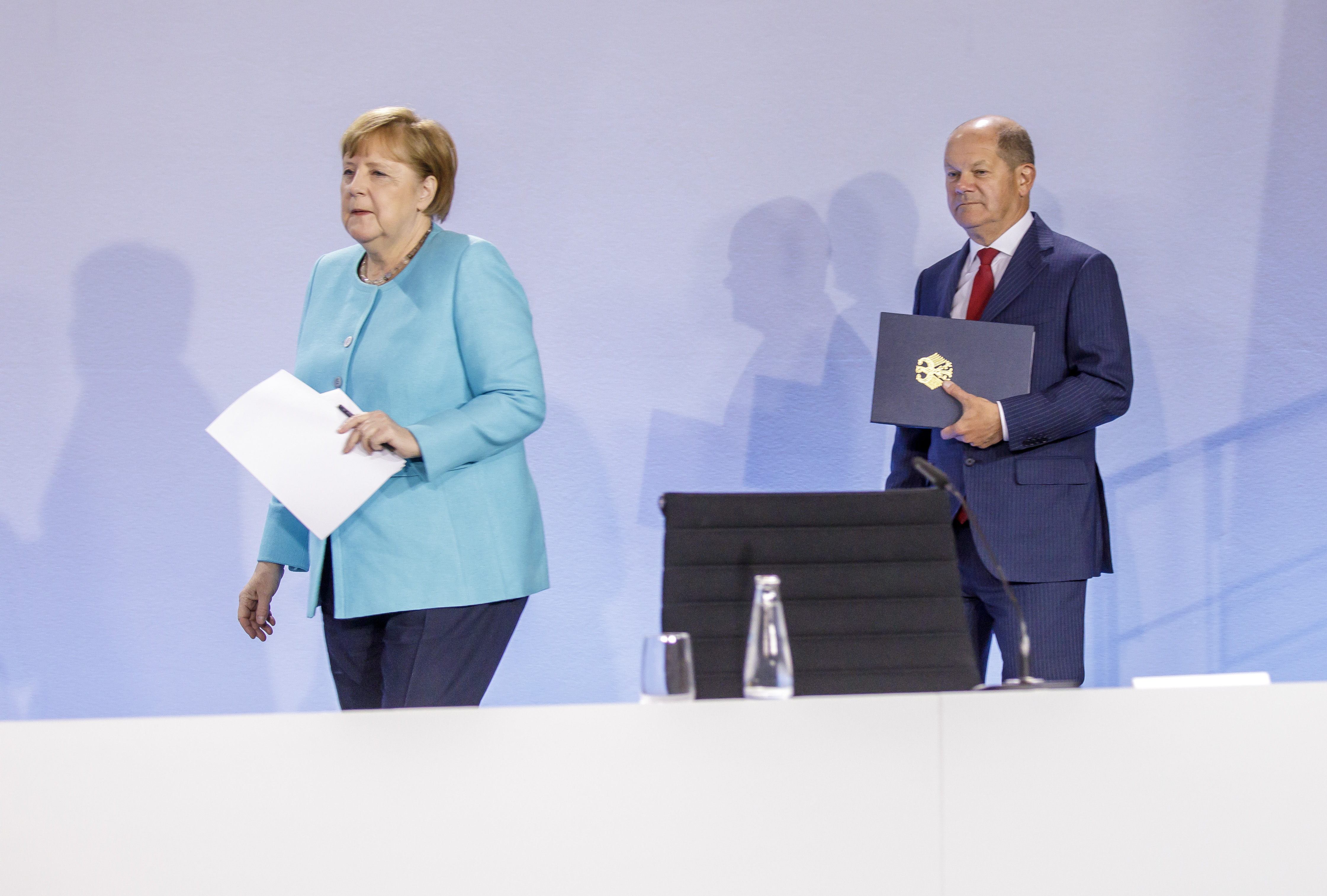 Bundeskanzlerin Angela Merkel (CDU) und Finanzminister Olaf Scholz (SPD) stellen die Ergebnisse des Koalitionsgipfels vor.