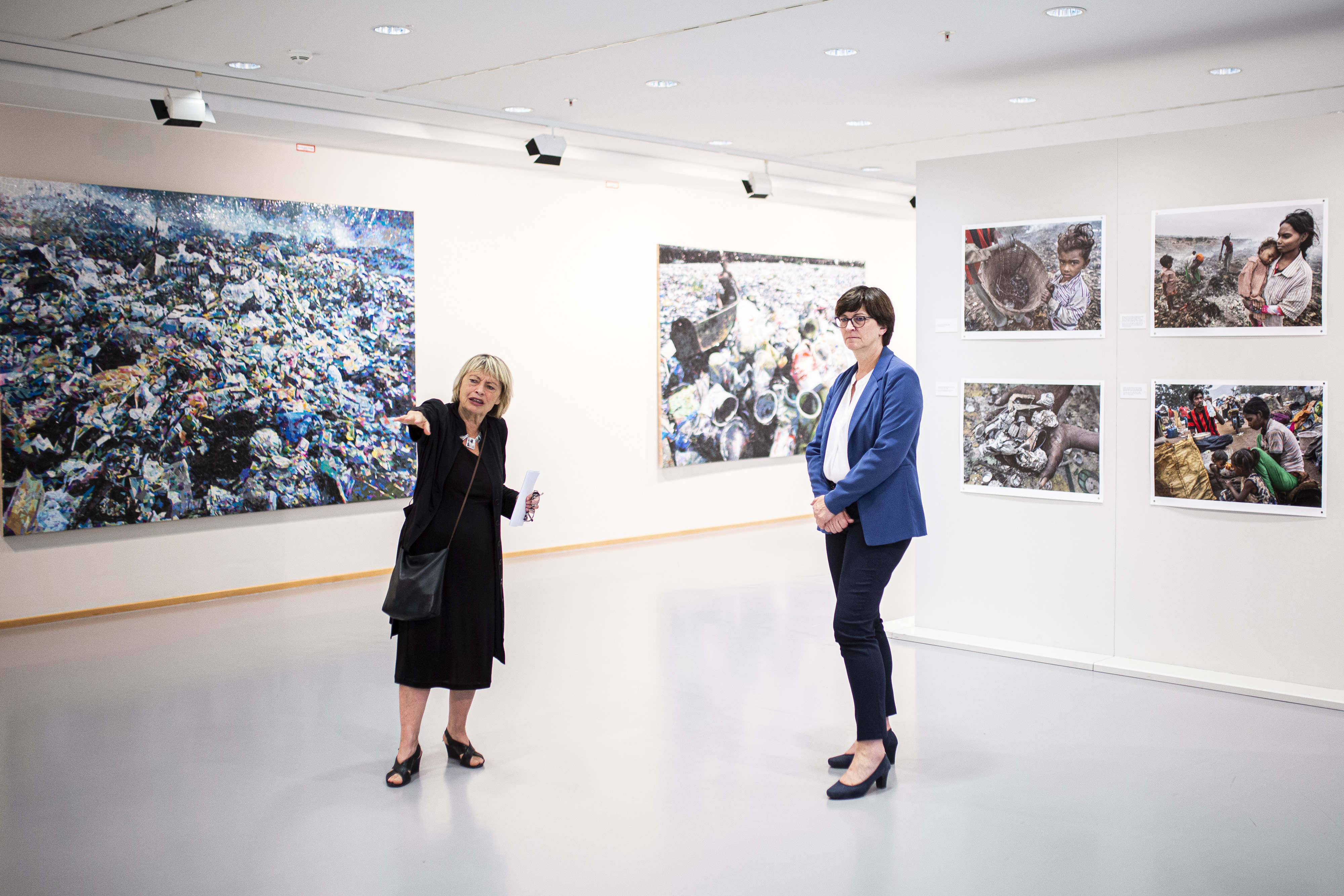 SPD-Chefin Saskia Esken (r.) bei einer Führung durch die Ausstellung