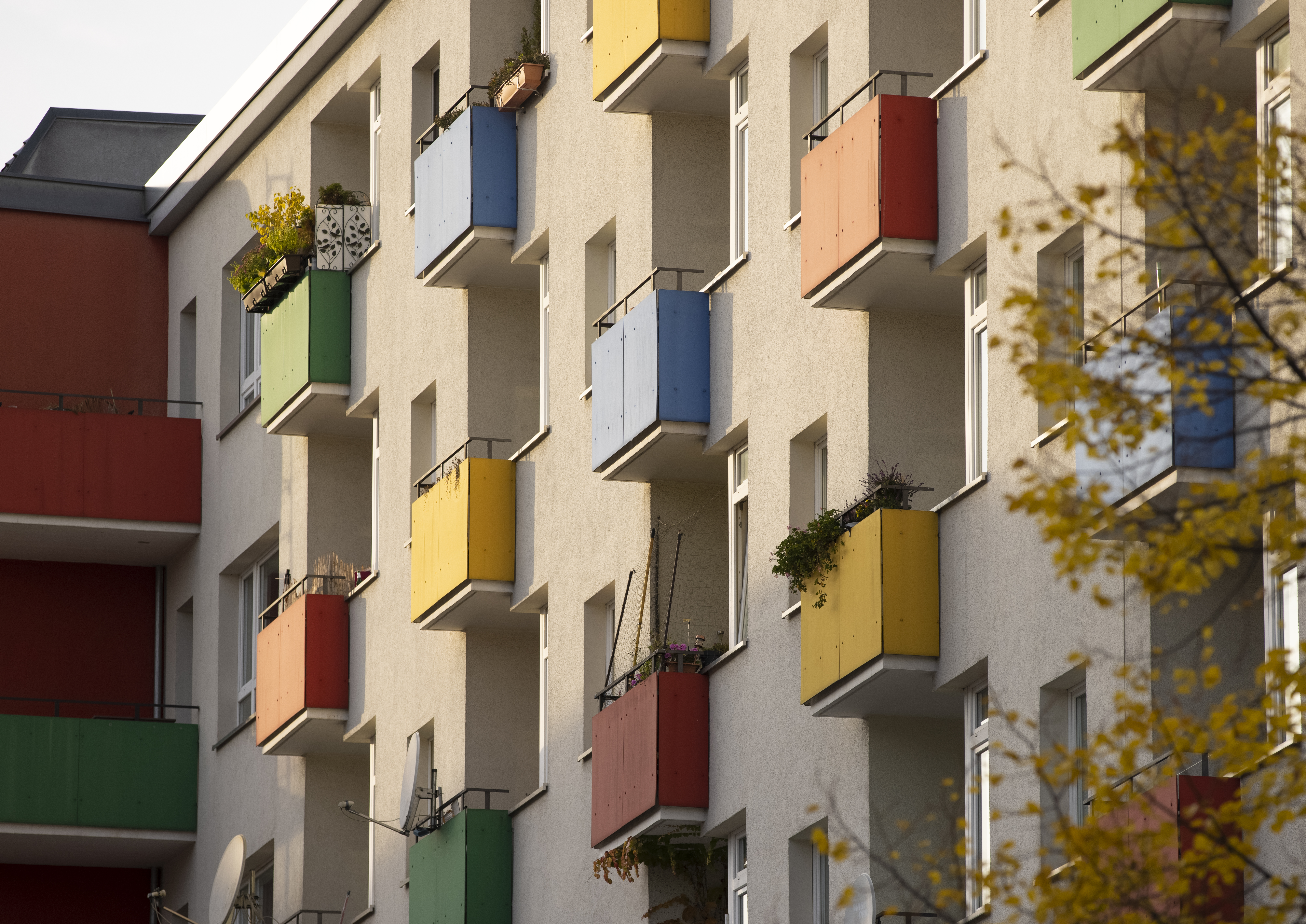 Mietshaus in Berlin: Die Lenkungswirkung, der CO2-Abgabe kann sich nur entfalten, wenn sie von den Vermieter*innen bezahlt wird, meint Miterbund-Präsident Lukas Siebenkotten.