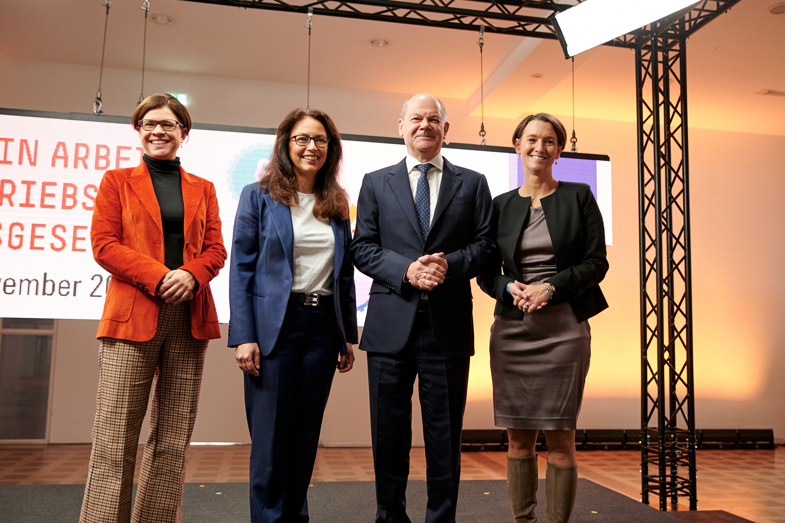 Fahimi und ScholzBettina Kohlrauch, Dirketorin des WSI, DGB-Chefin Yasmin Fahimi, Bundeskanzler Olaf Scholz und Claudia Bogedan, Geschäftsführerin der Hans-Böckler-Stiftung beim Festakt zu 70 Jahren Betriebsverfassungsgesetz