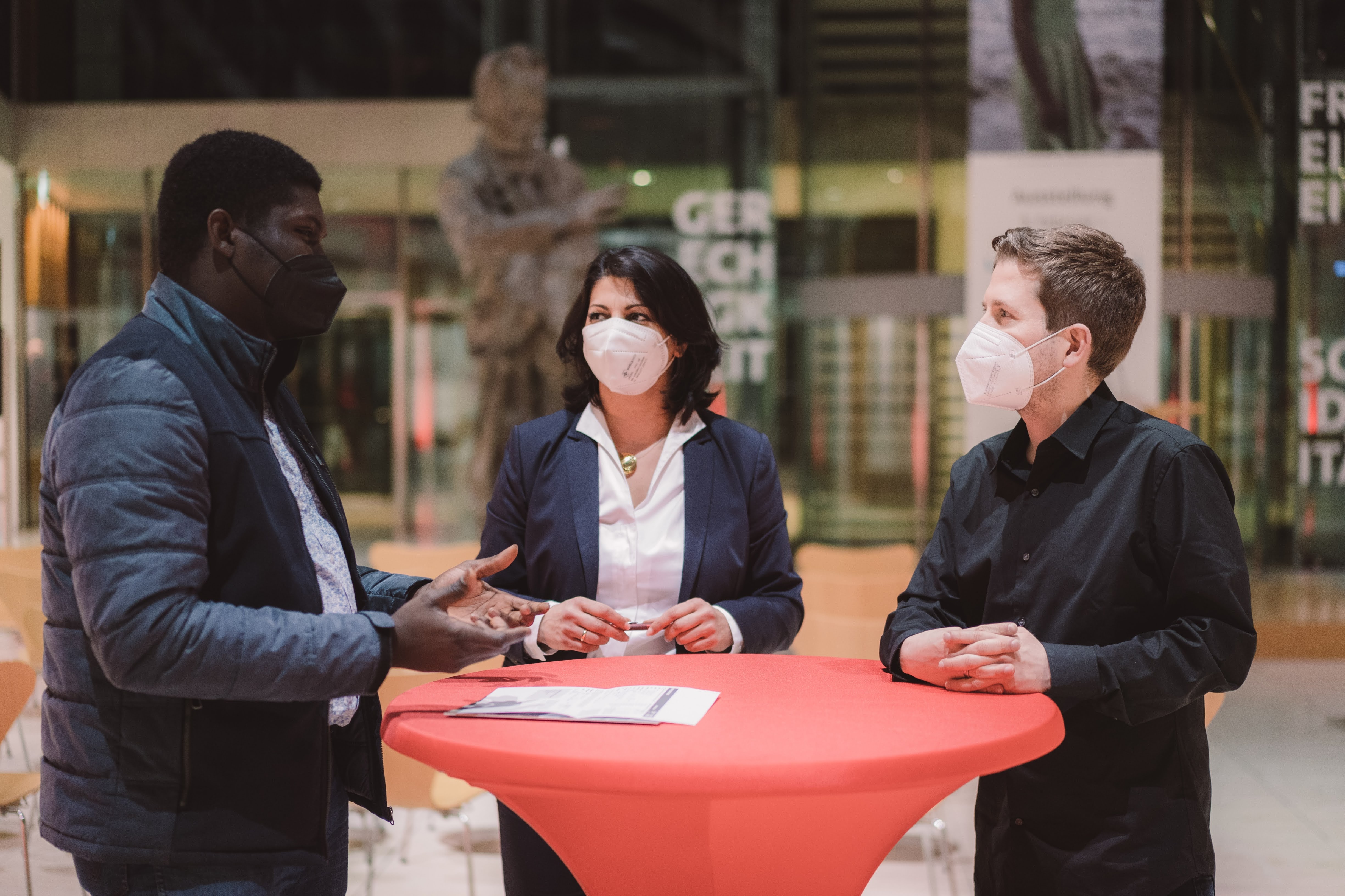 Adegbayi Balogun im Gespräch mit der SPD-Bundestagsabgeordneten Derya Türk-Nachbaur und Generalsekretär Kevin Kühnert.