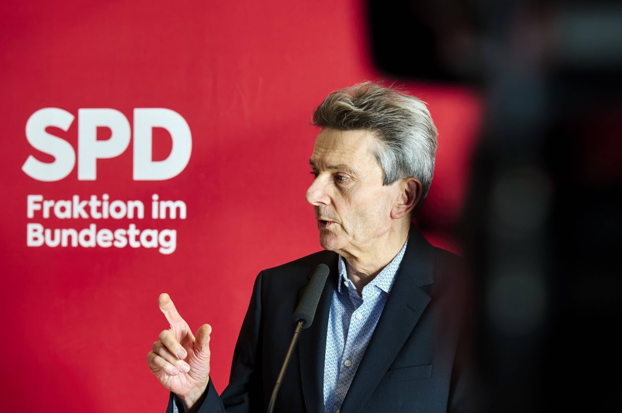 Rolf Mützenich, SPD-Fraktionschef im Bundestag: „Auch für kommende Generationen müssen notwendige Investitionen möglich sein.“