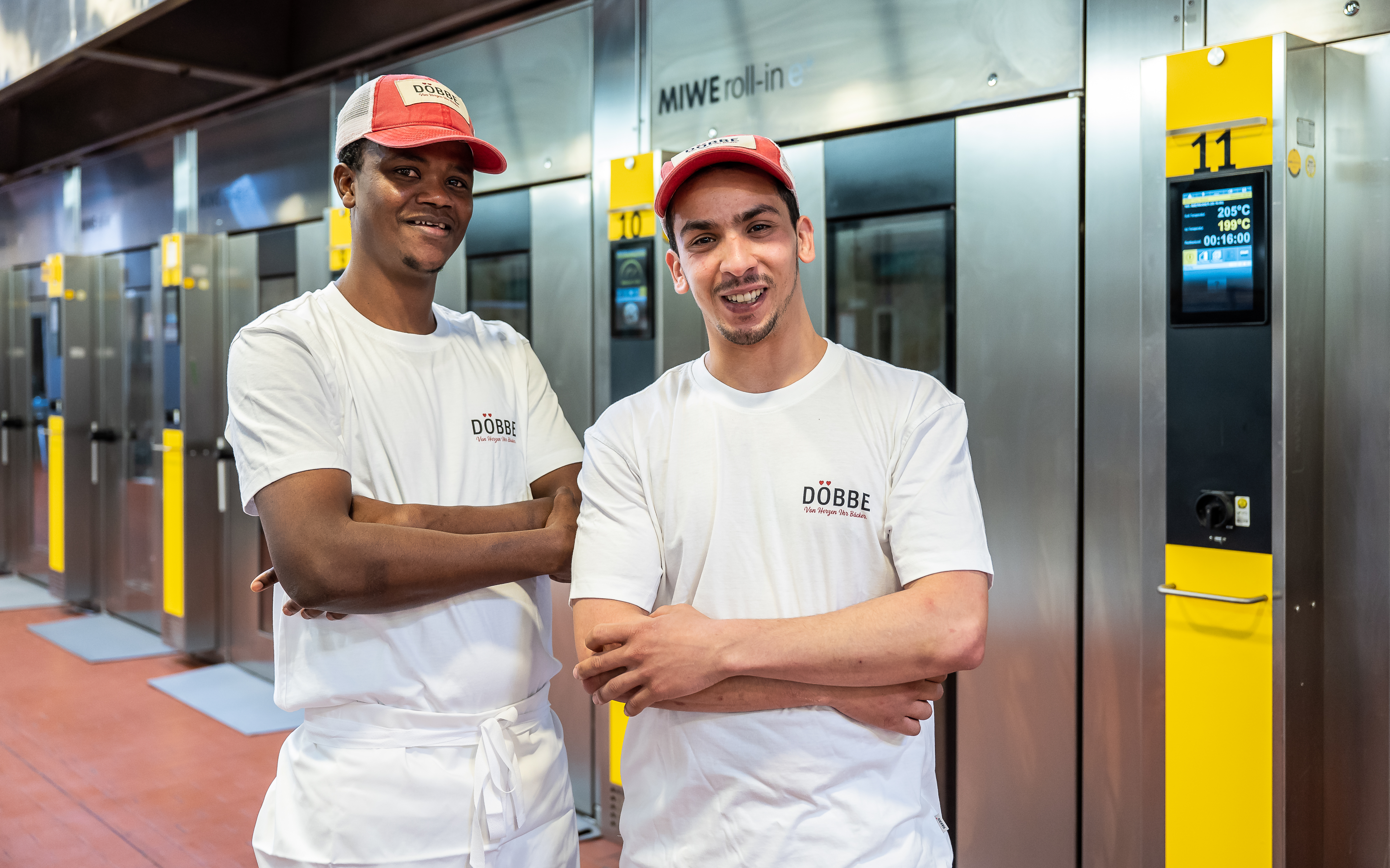 Ausbildung erfolgreich abgeschlossen: Die Geflüchteten Abdoulaye Diallo (l.) und Zakaria Salaoutchi sind seit einem Jahr Bäcker-Gesellen.