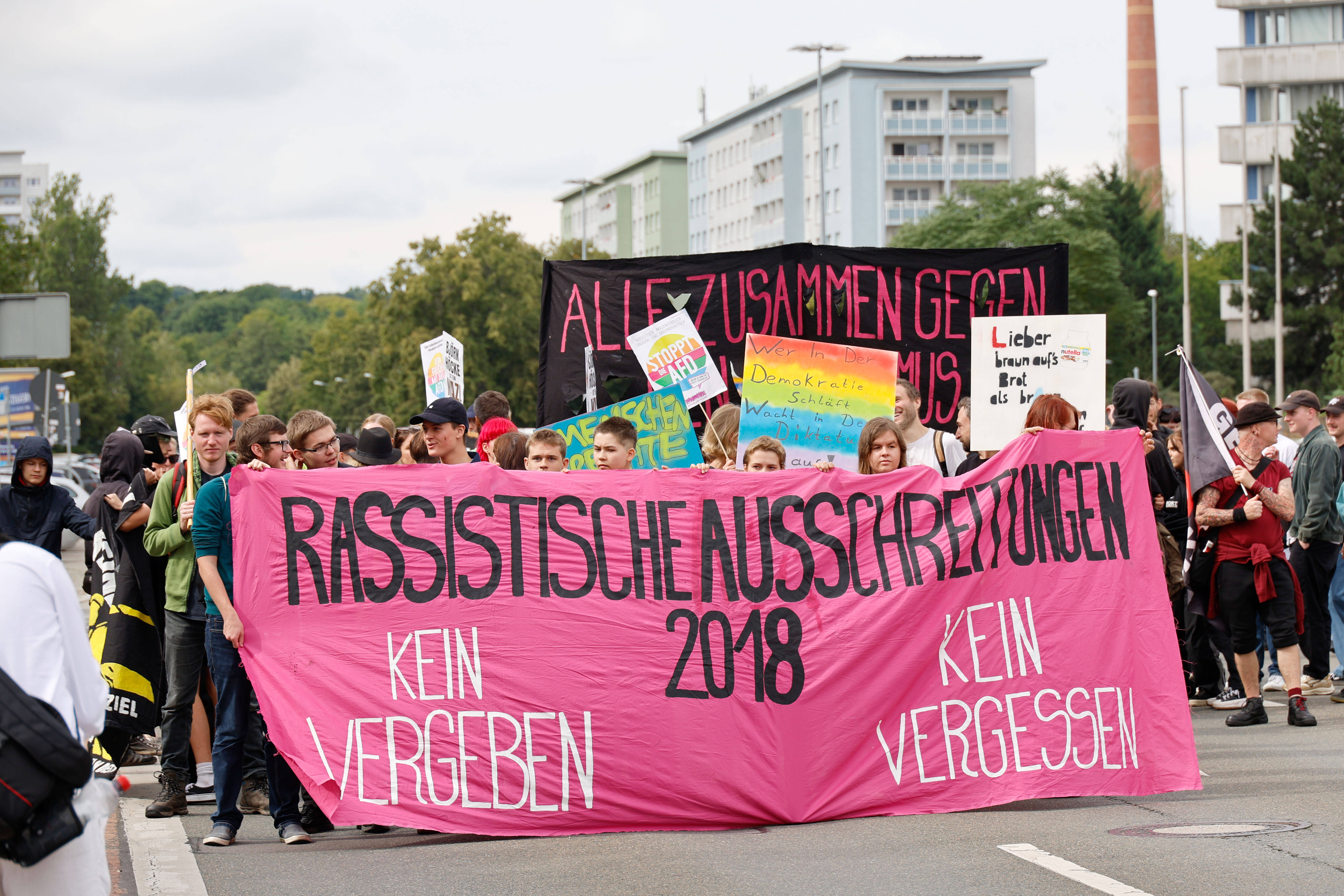Fünf Jahre danach erinnert eine Demonstration an die rassistischen Ausschreitungen in Chemnitz 2018.